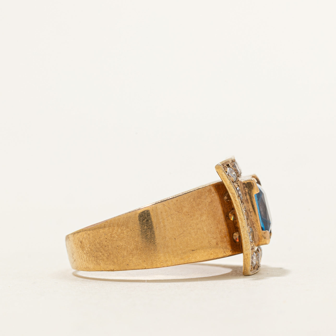 Bague Odesa 2001, spinelle synthétique taille princesse et halo de diamants | 2,0 ct, 0,48 ct au total | Taille 8,5