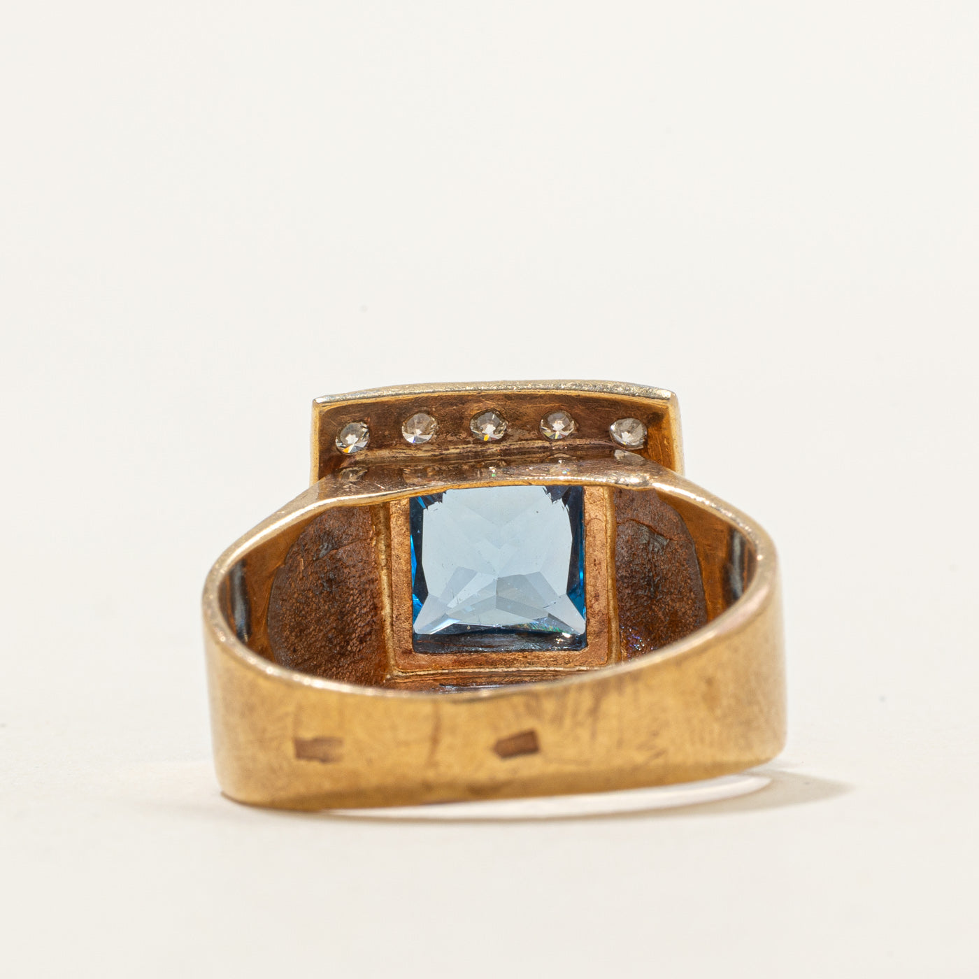 Bague Odesa 2001, spinelle synthétique taille princesse et halo de diamants | 2,0 ct, 0,48 ct au total | Taille 8,5