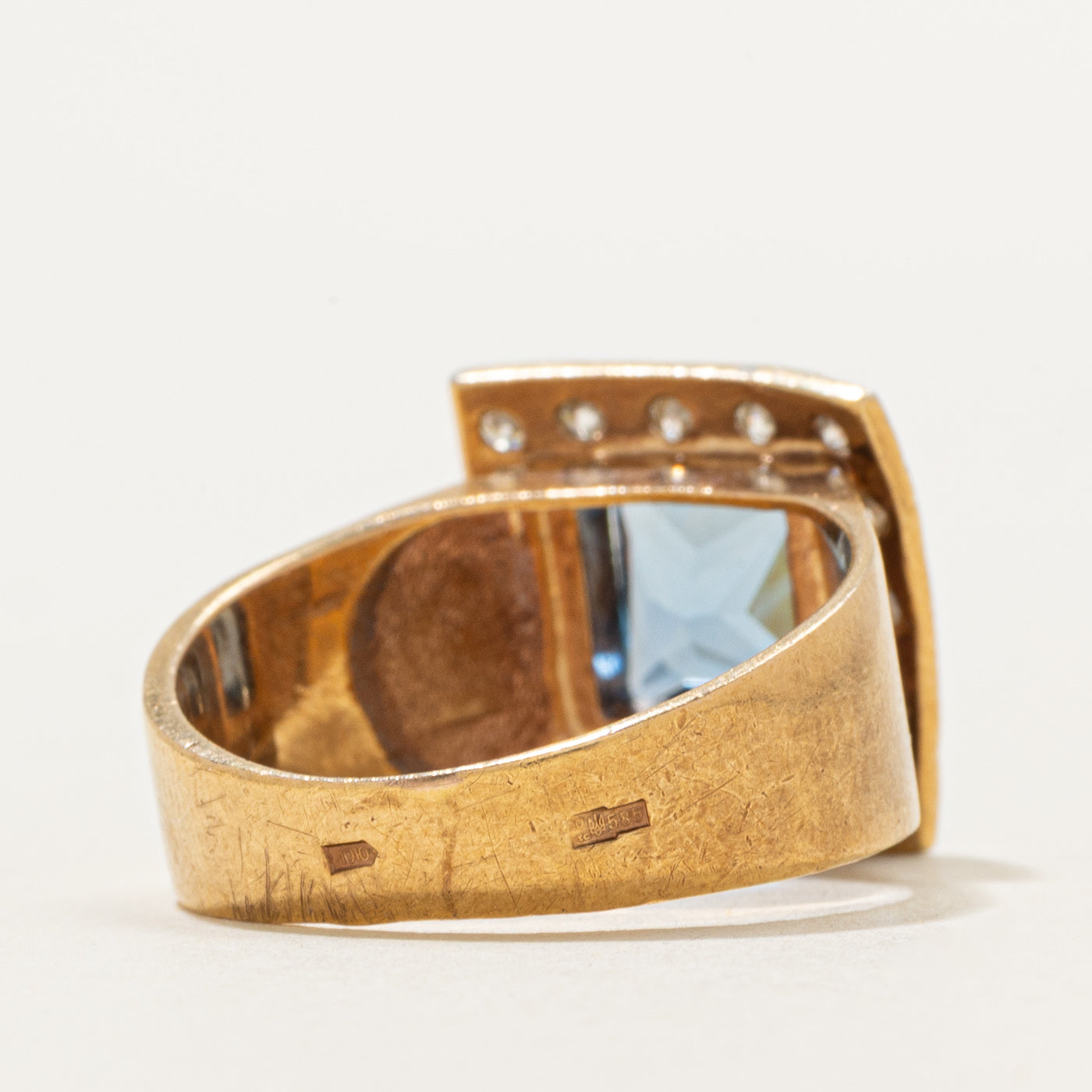 Bague Odesa 2001, spinelle synthétique taille princesse et halo de diamants | 2,0 ct, 0,48 ct au total | Taille 8,5