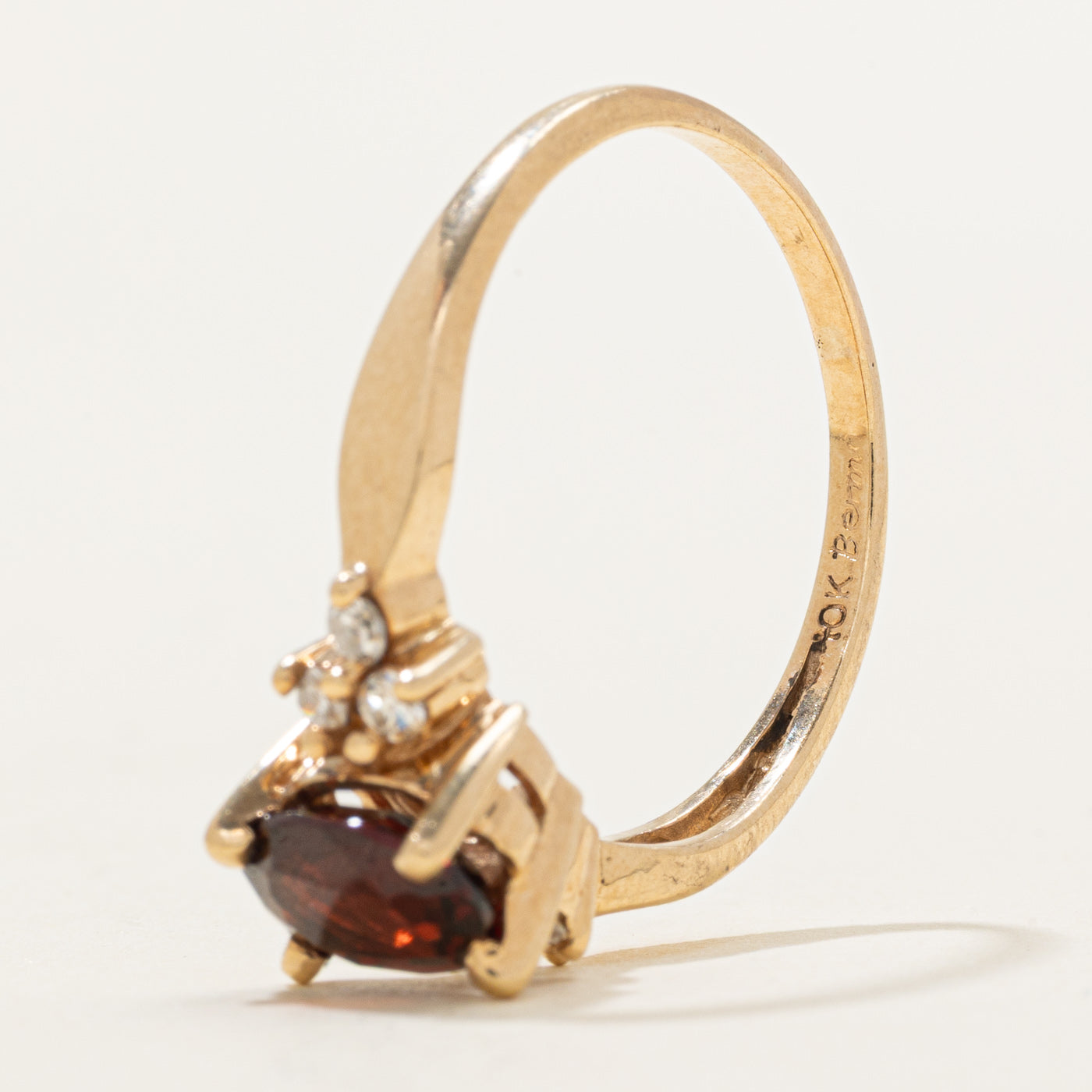 Bague pétale en grenat ovale et diamants | 1,40 ct, 0,15 ct au total | Taille 9,5