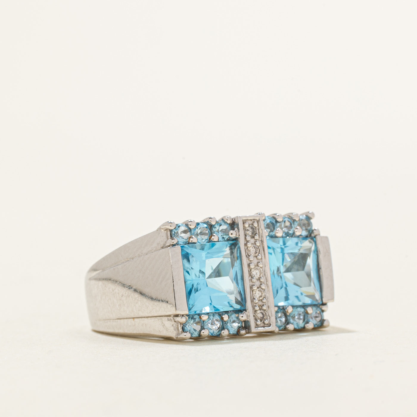 Bague cocktail ornée de topazes bleues et de diamants | 3,0 ct, 0,05 ct | Taille 7