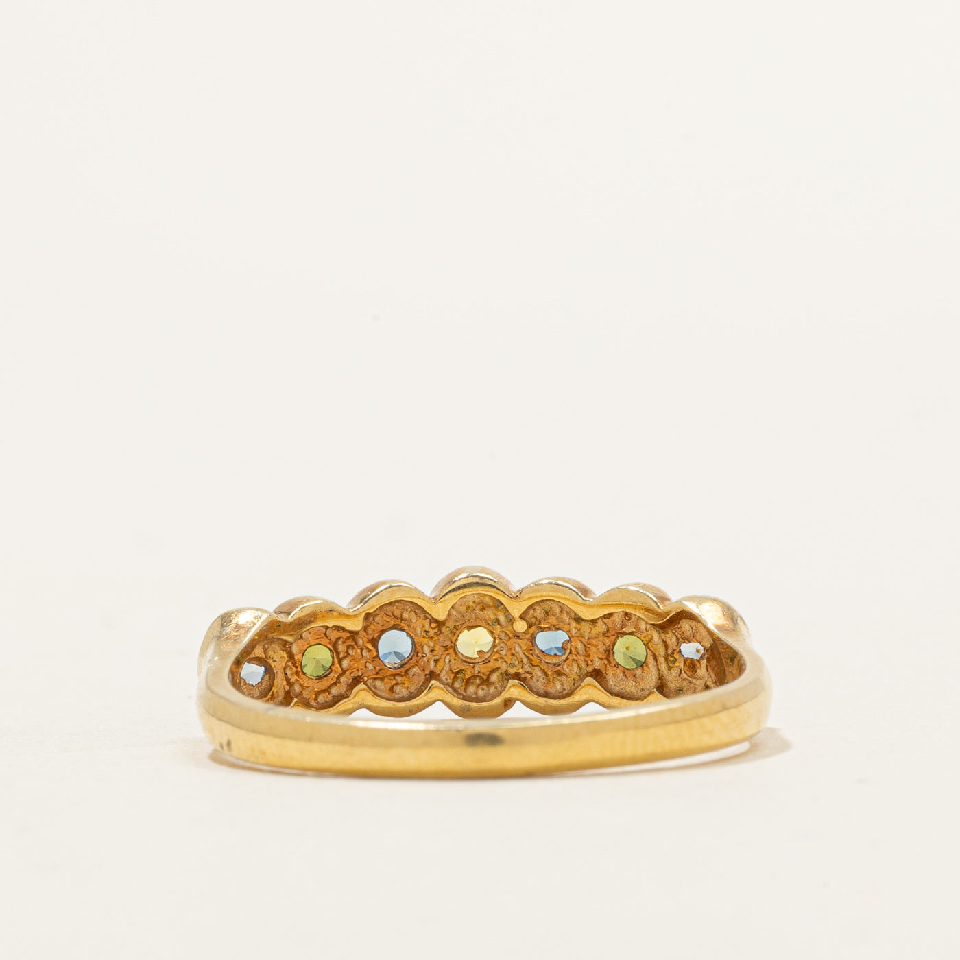 Bague en or 18 carats sertie de sept pierres : spinelle synthétique et saphir synthétique | 0,40 ct au total | Taille 9,25