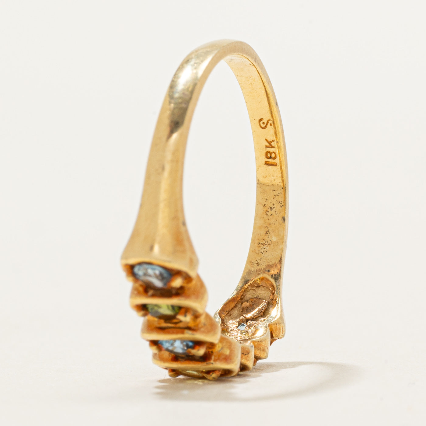 Bague en or 18 carats sertie de sept pierres : spinelle synthétique et saphir synthétique | 0,40 ct au total | Taille 9,25