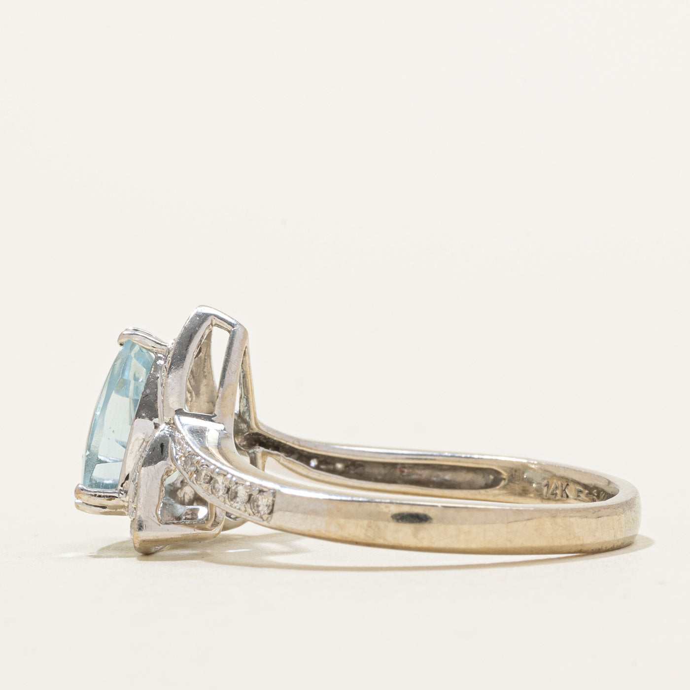 Bague ornée d'une aigue-marine taille trillion et de diamants | 1,85 ct, 0,12 ct au total | Taille 9,25