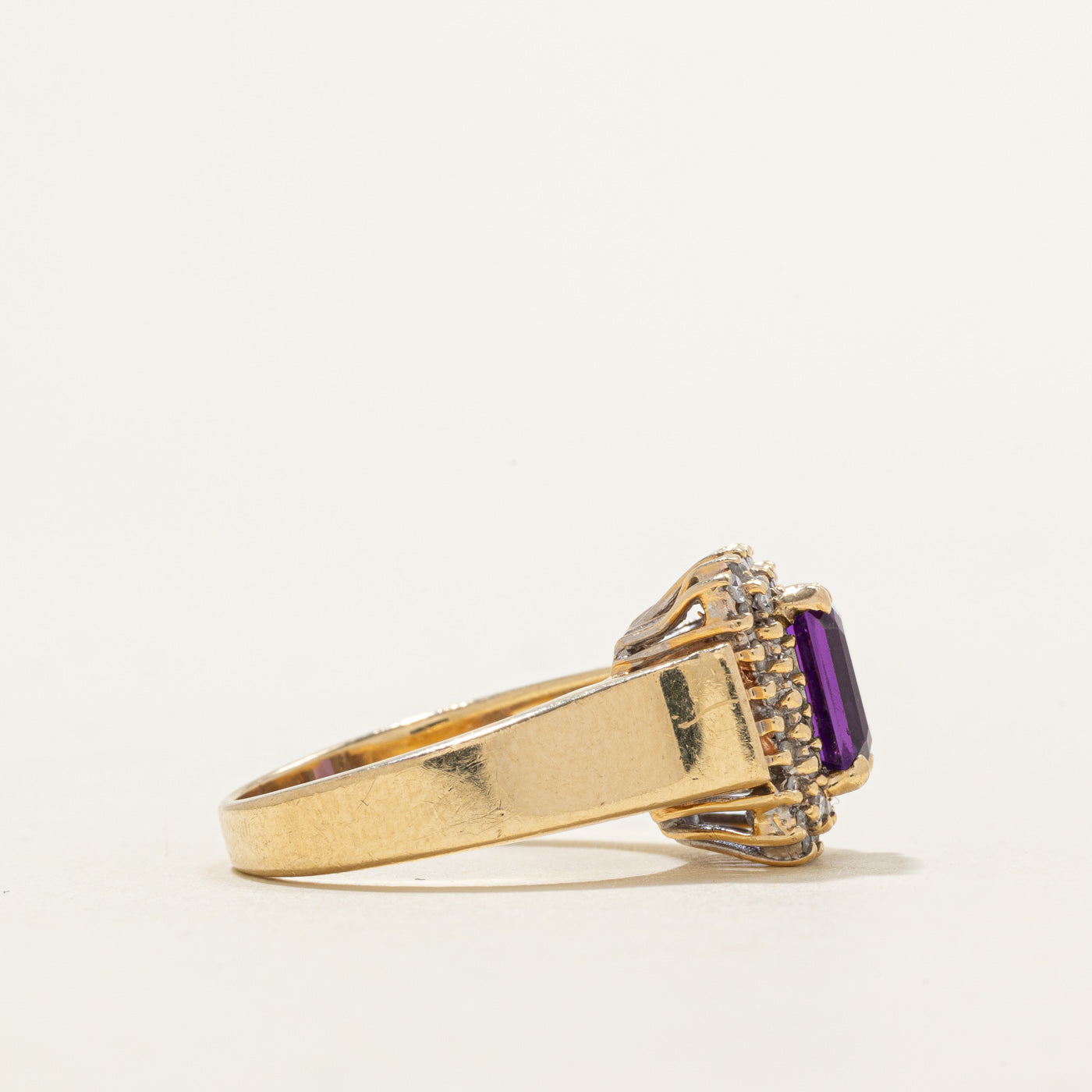 Bague halo en pétales d'améthyste taille émeraude et diamants | 1,50 ct, 0,40 ct au total | Taille 6,25