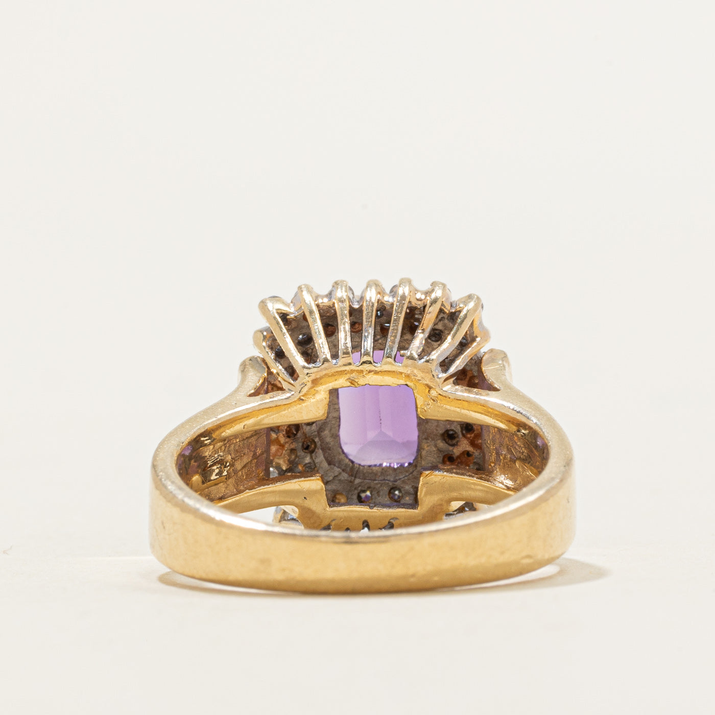 Bague halo en pétales d'améthyste taille émeraude et diamants | 1,50 ct, 0,40 ct au total | Taille 6,25