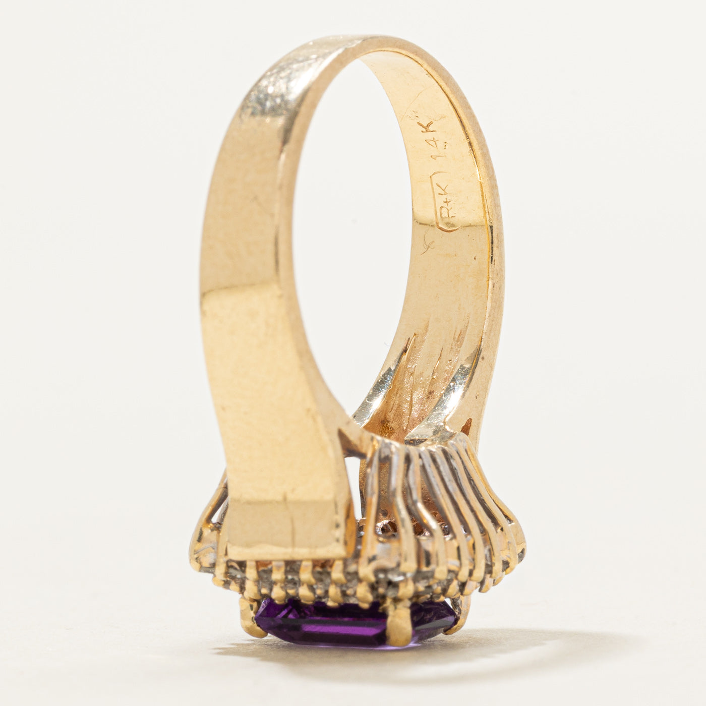 Bague halo en pétales d'améthyste taille émeraude et diamants | 1,50 ct, 0,40 ct au total | Taille 6,25