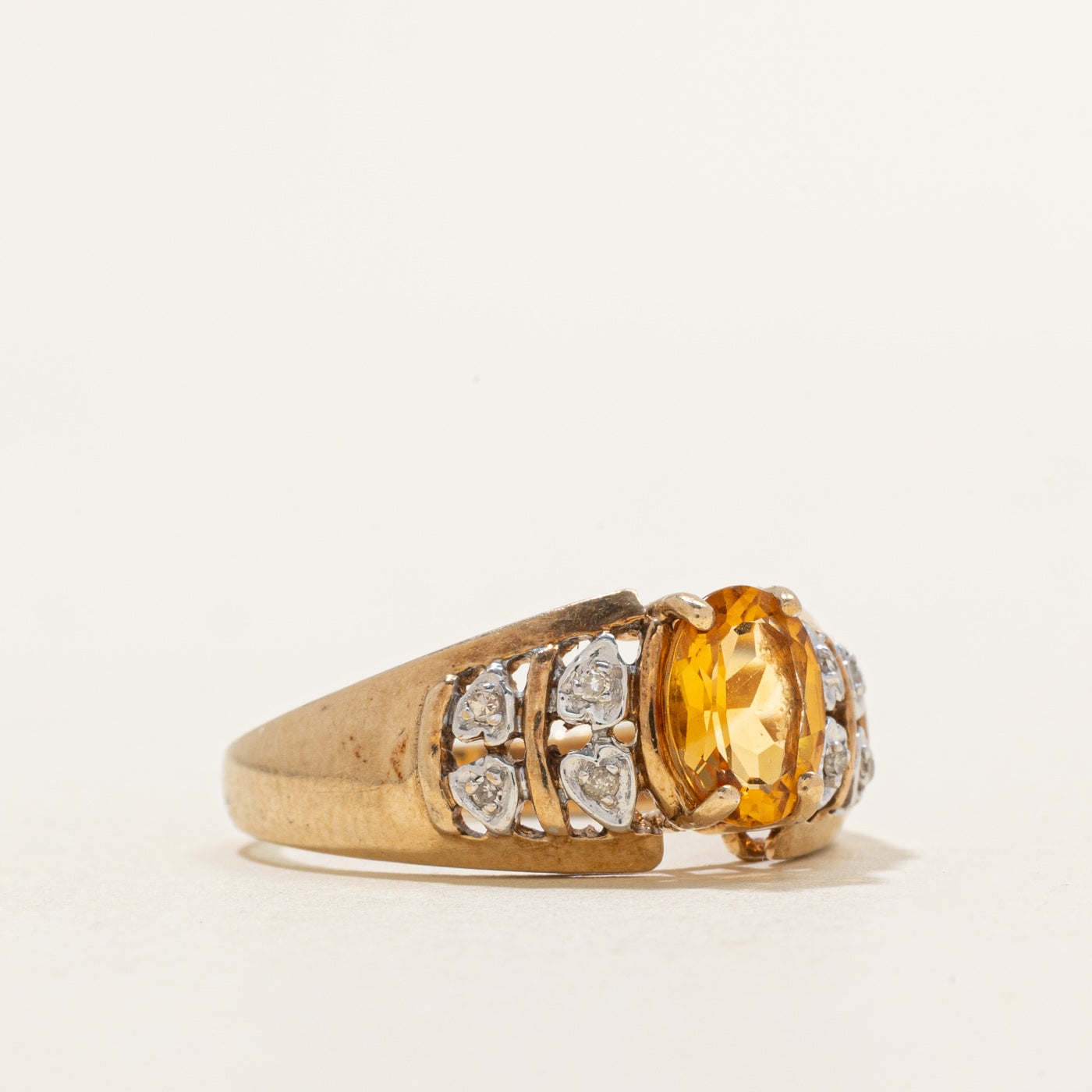 Bague ornée d'une citrine ovale et de diamants | 1,00 ct, 0,06 ct au total | Taille 8,75