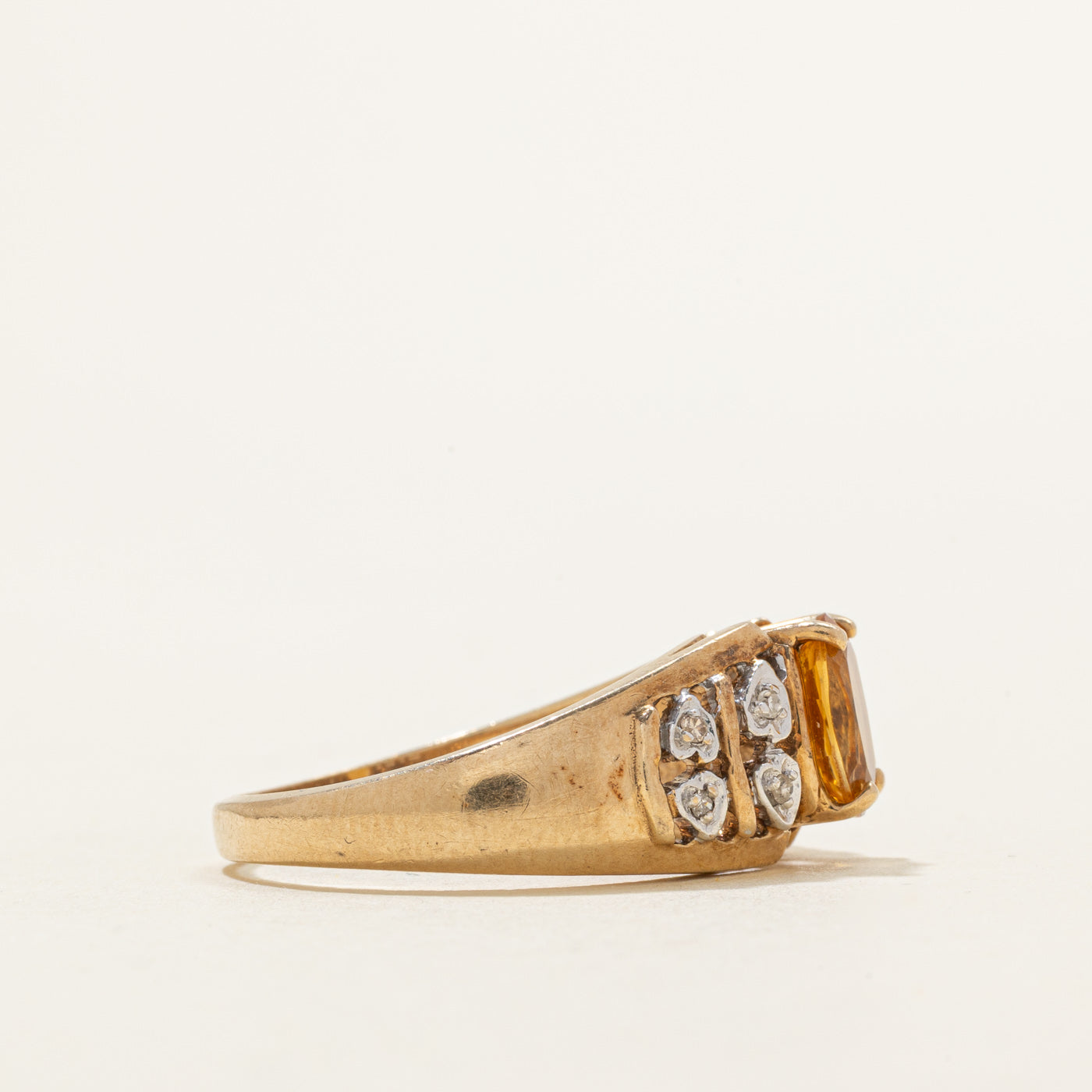 Bague ornée d'une citrine ovale et de diamants | 1,00 ct, 0,06 ct au total | Taille 8,75