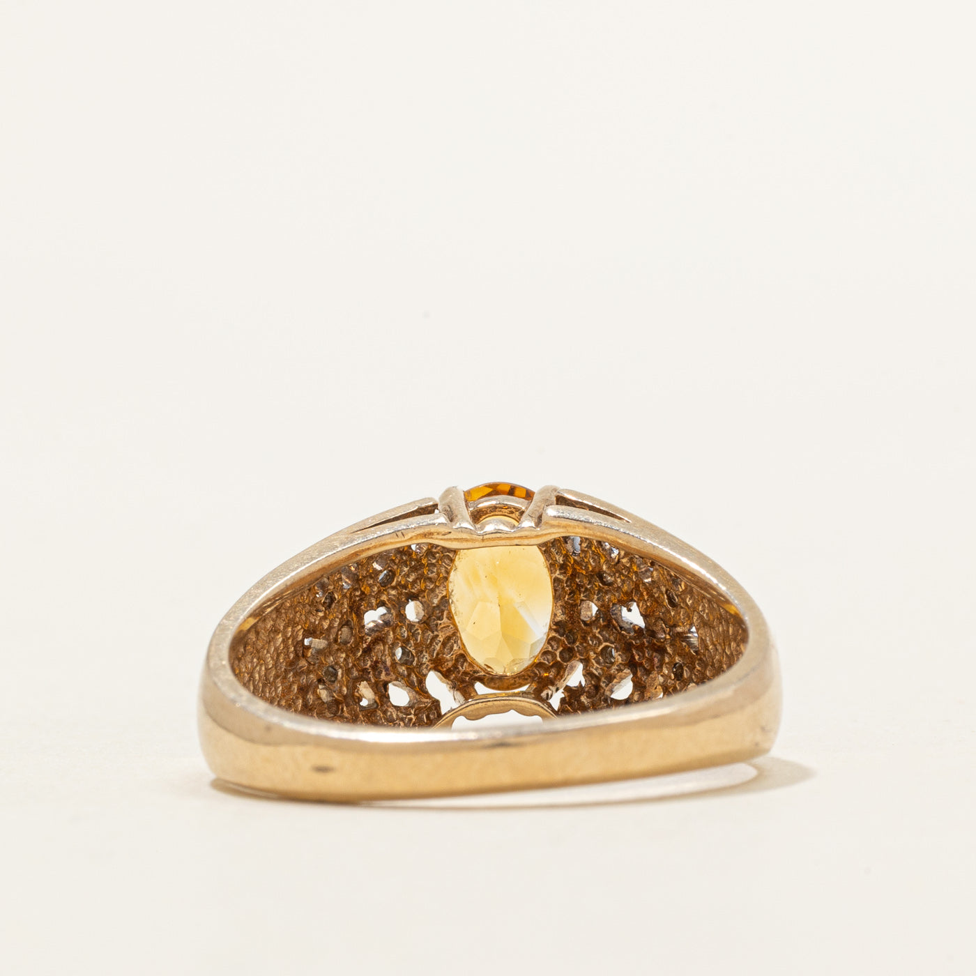 Bague ornée d'une citrine ovale et de diamants | 1,00 ct, 0,06 ct au total | Taille 8,75