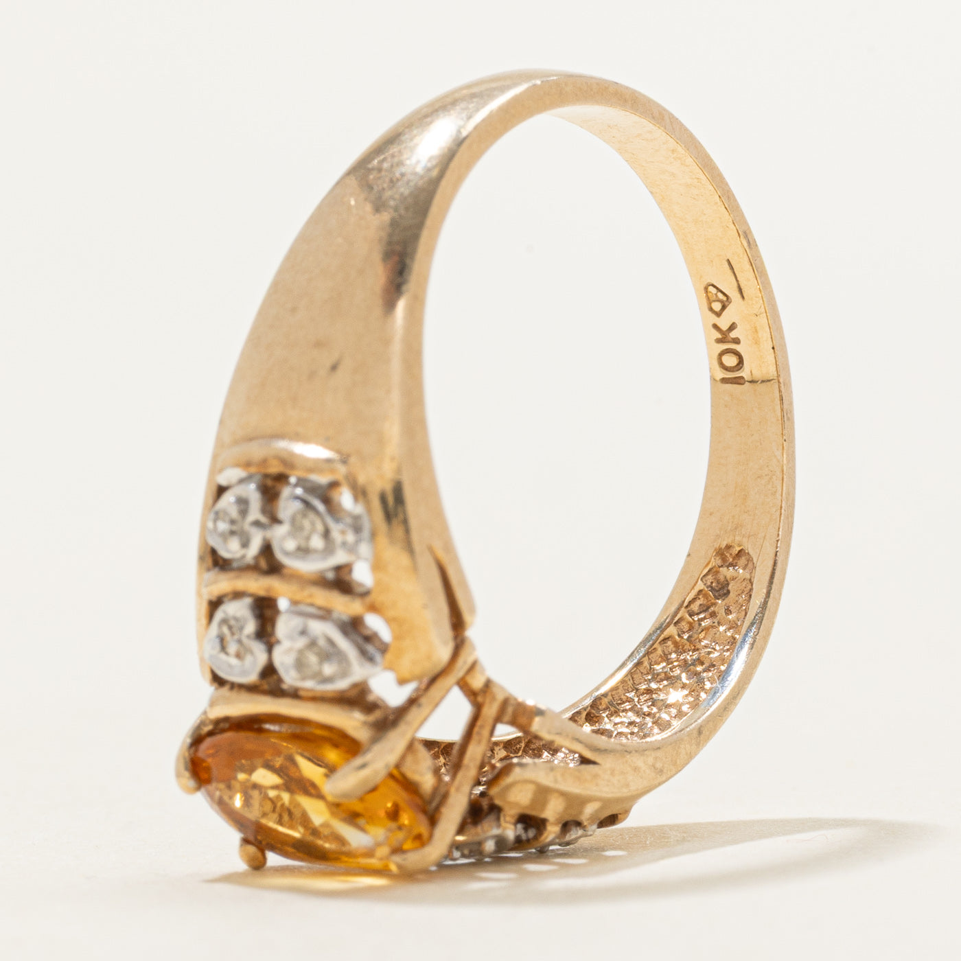 Bague ornée d'une citrine ovale et de diamants | 1,00 ct, 0,06 ct au total | Taille 8,75