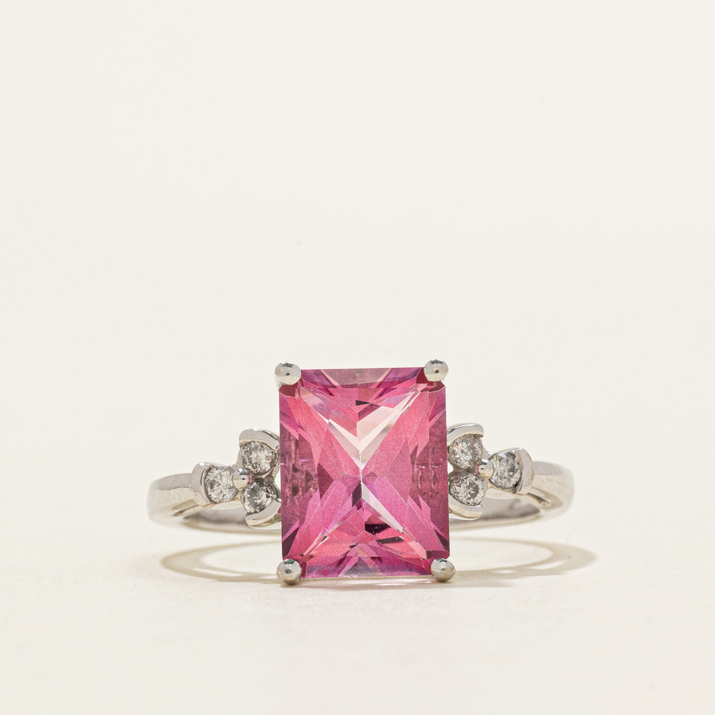 Bague ornée d'une topaze rose taille radiant et de diamants | 4,50 ct, 0,12 ct au total | Taille 7