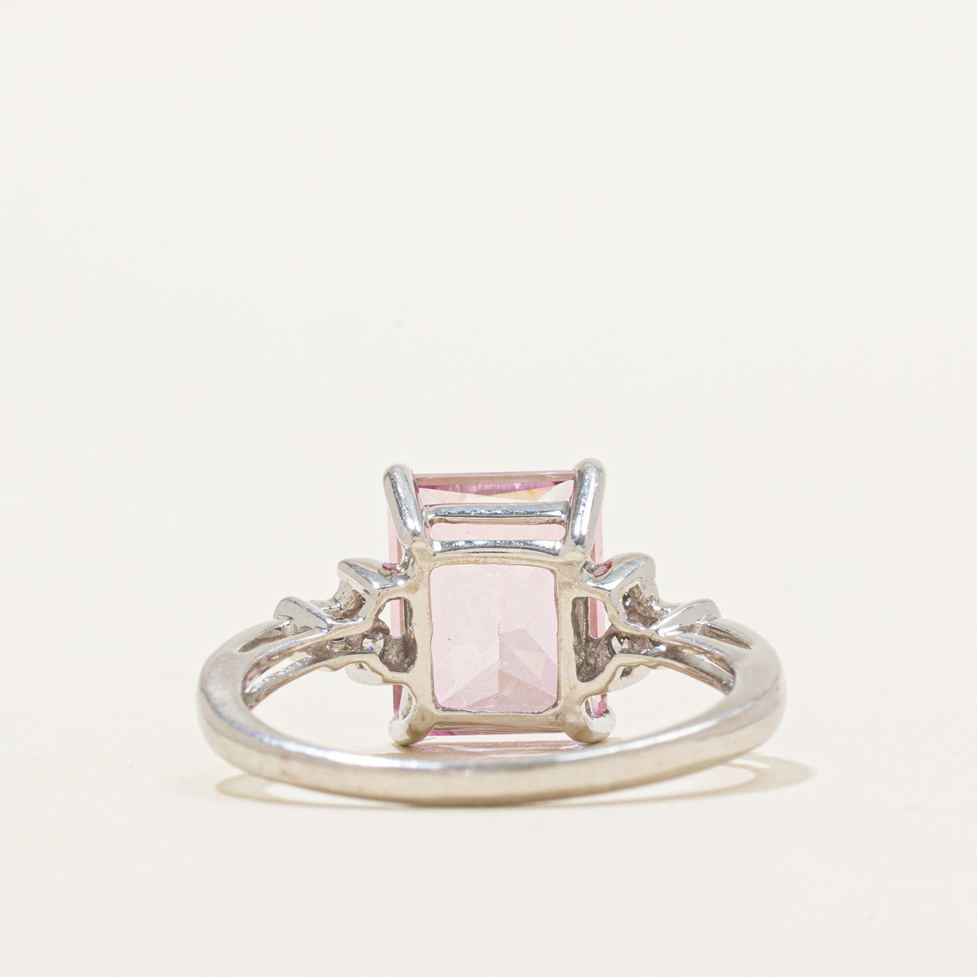 Bague ornée d'une topaze rose taille radiant et de diamants | 4,50 ct, 0,12 ct au total | Taille 7