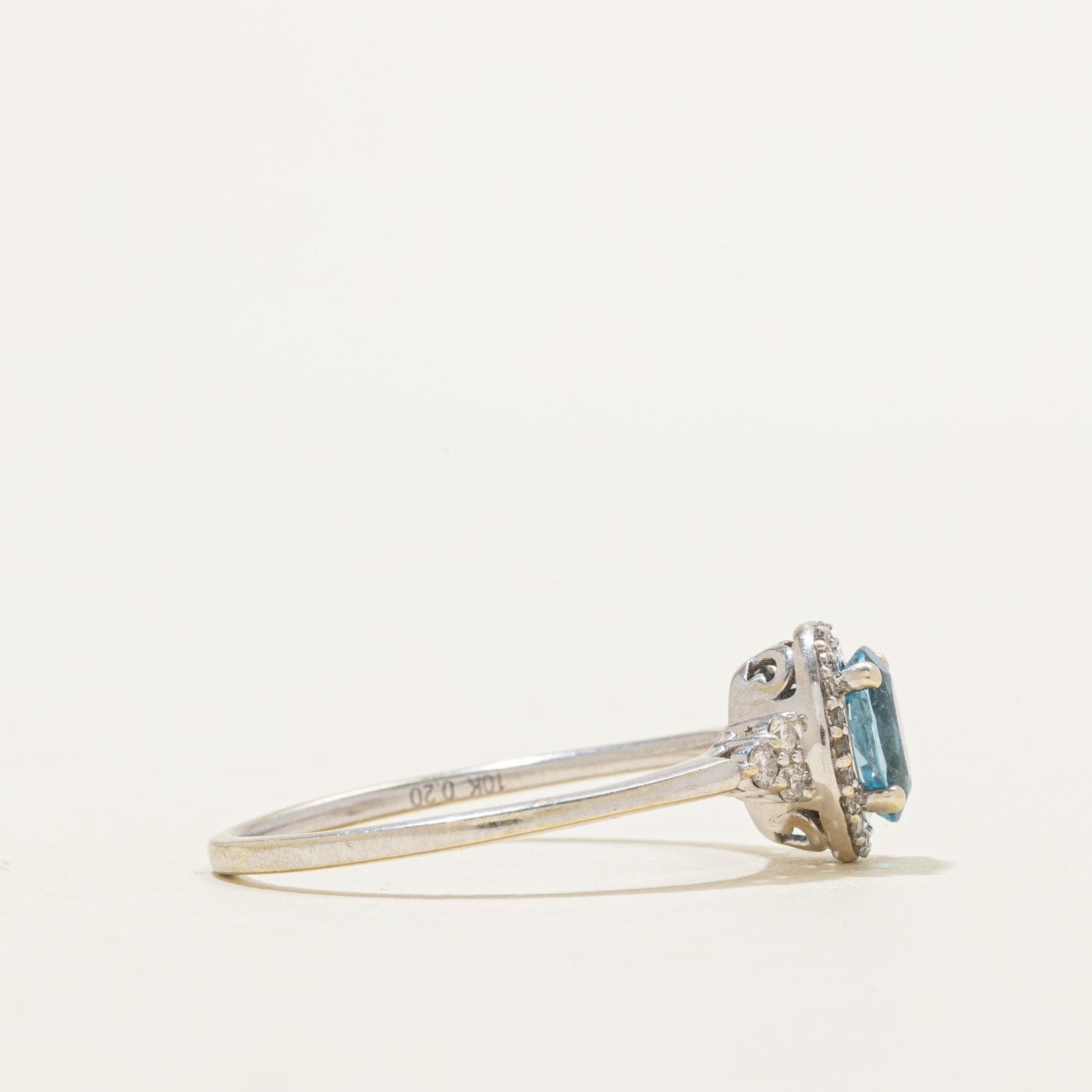 Bague halo topaze ovale et diamants | 0,84 ct, 0,20 ct au total | Taille 9,75