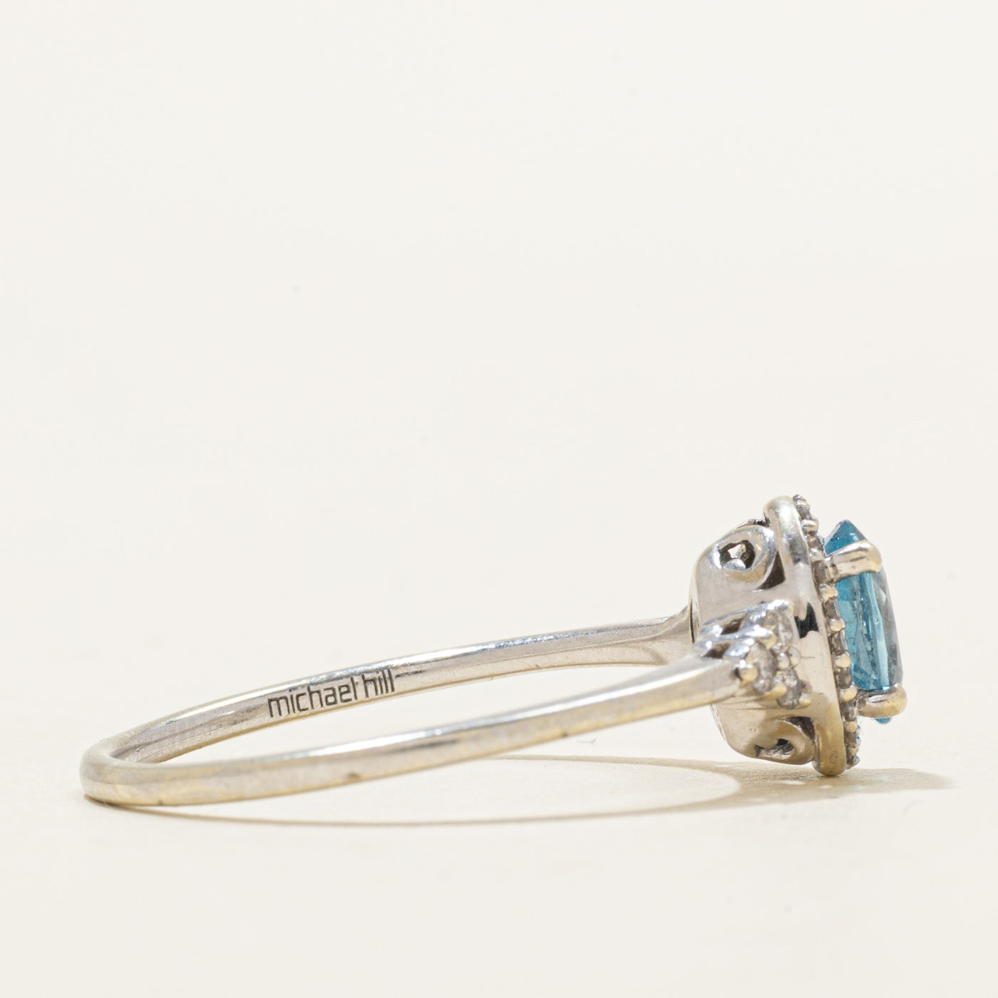 Bague halo topaze ovale et diamants | 0,84 ct, 0,20 ct au total | Taille 9,75