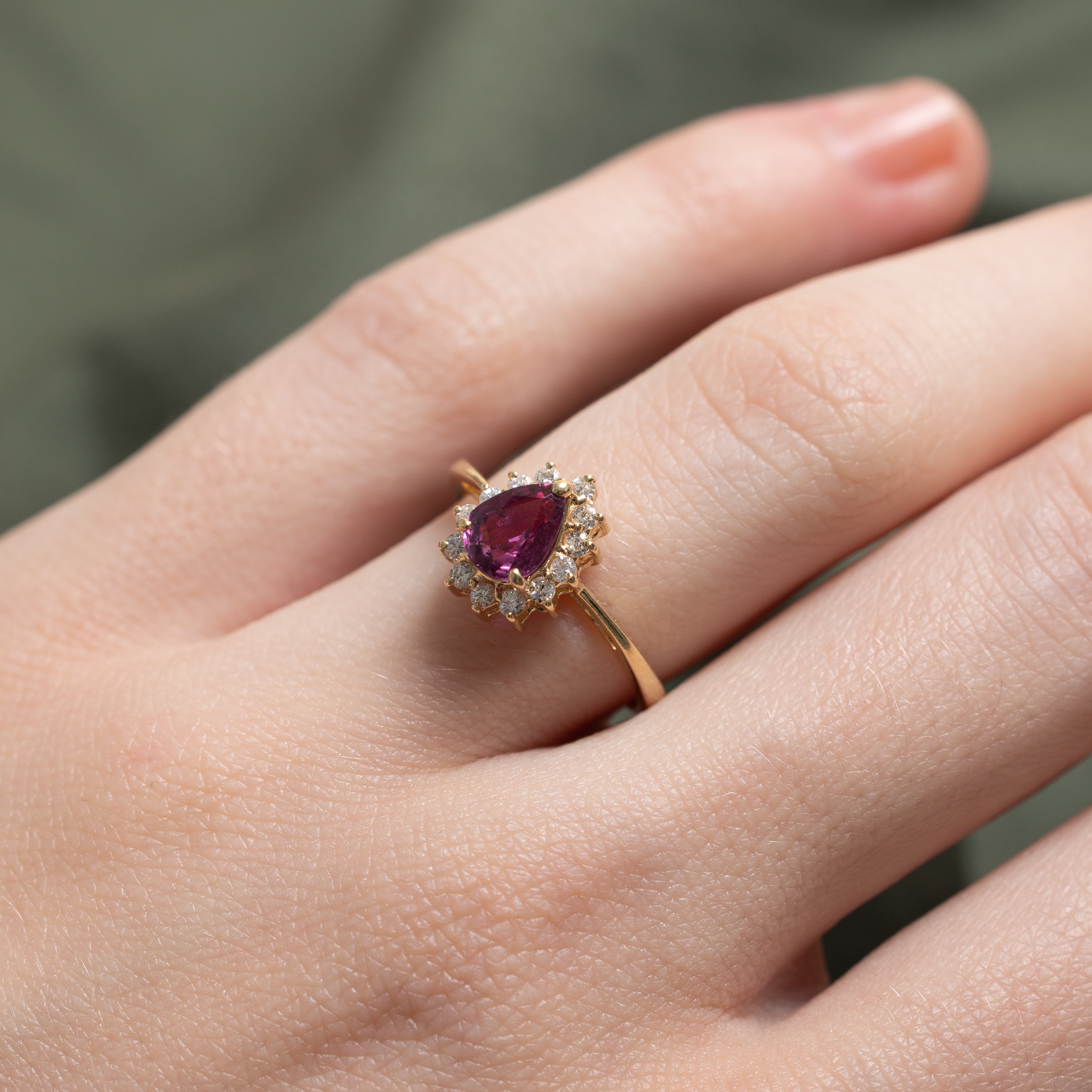 Bague halo rubis taille poire et diamants | 0,65 ct, 0,08 ct au total | Taille 4,75