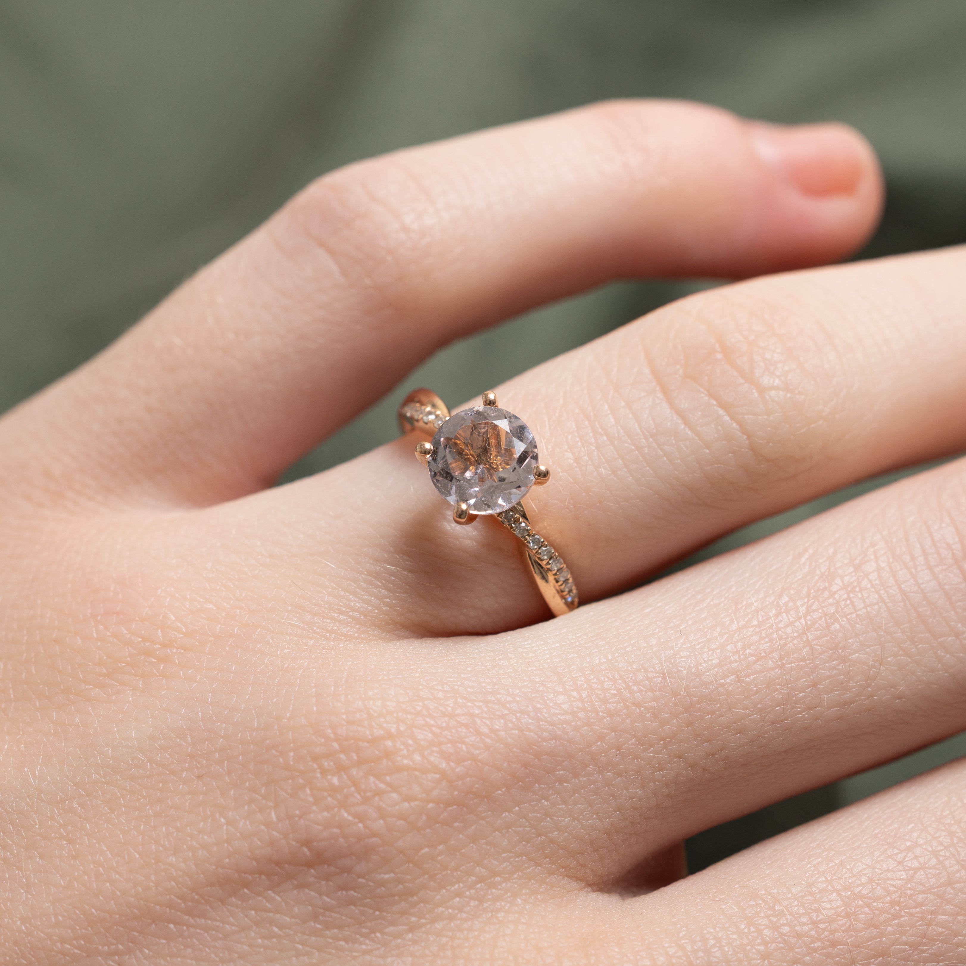 Bague torsadée en or rose, morganite et diamants | 0,81 ct, 0,06 ct au total | Taille 5