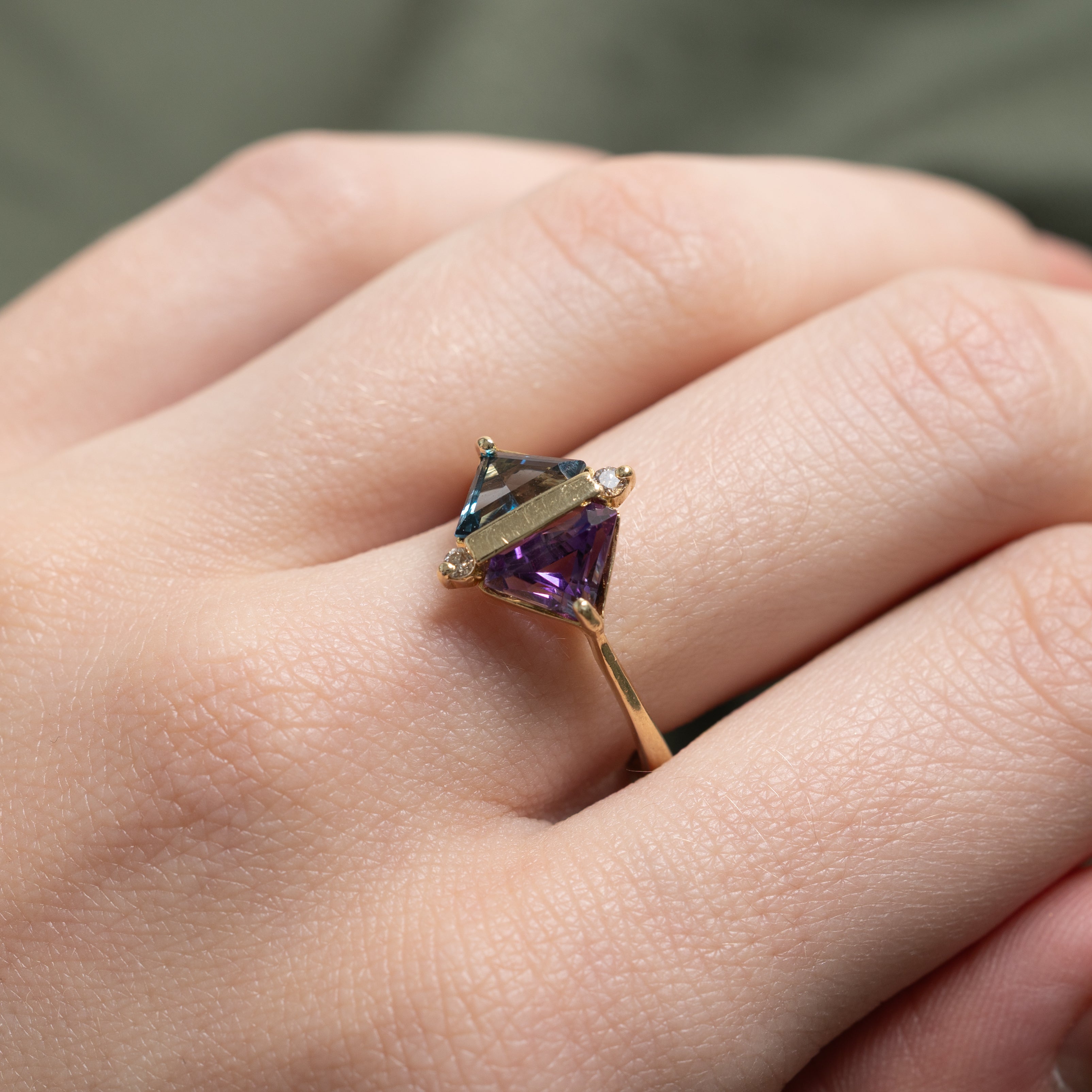 Bague en topaze bleue, améthyste et diamants | 1,64 ct au total, 0,04 ct | Taille 8,25