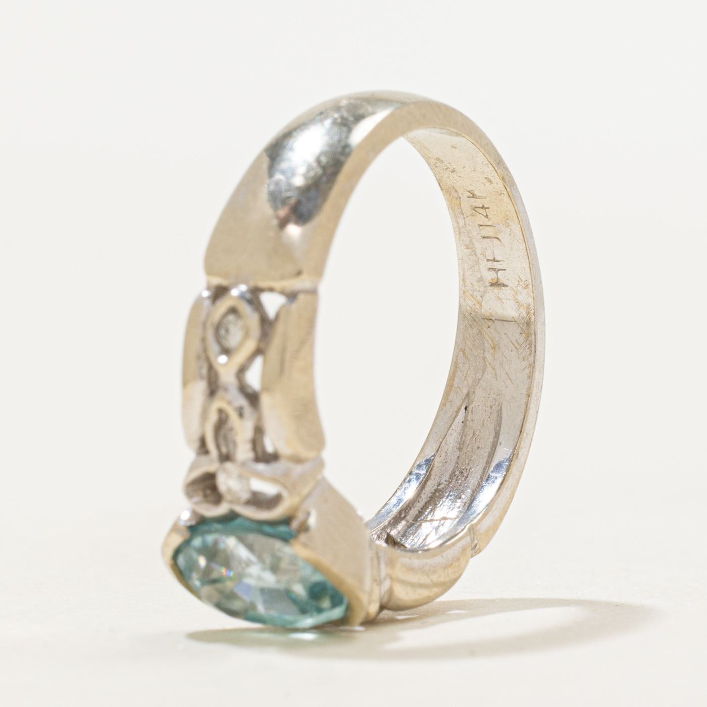 Bague ajourée semi-closée en topaze bleue et diamants | 1,44 ct, 0,06 ct au total | Taille 6,25