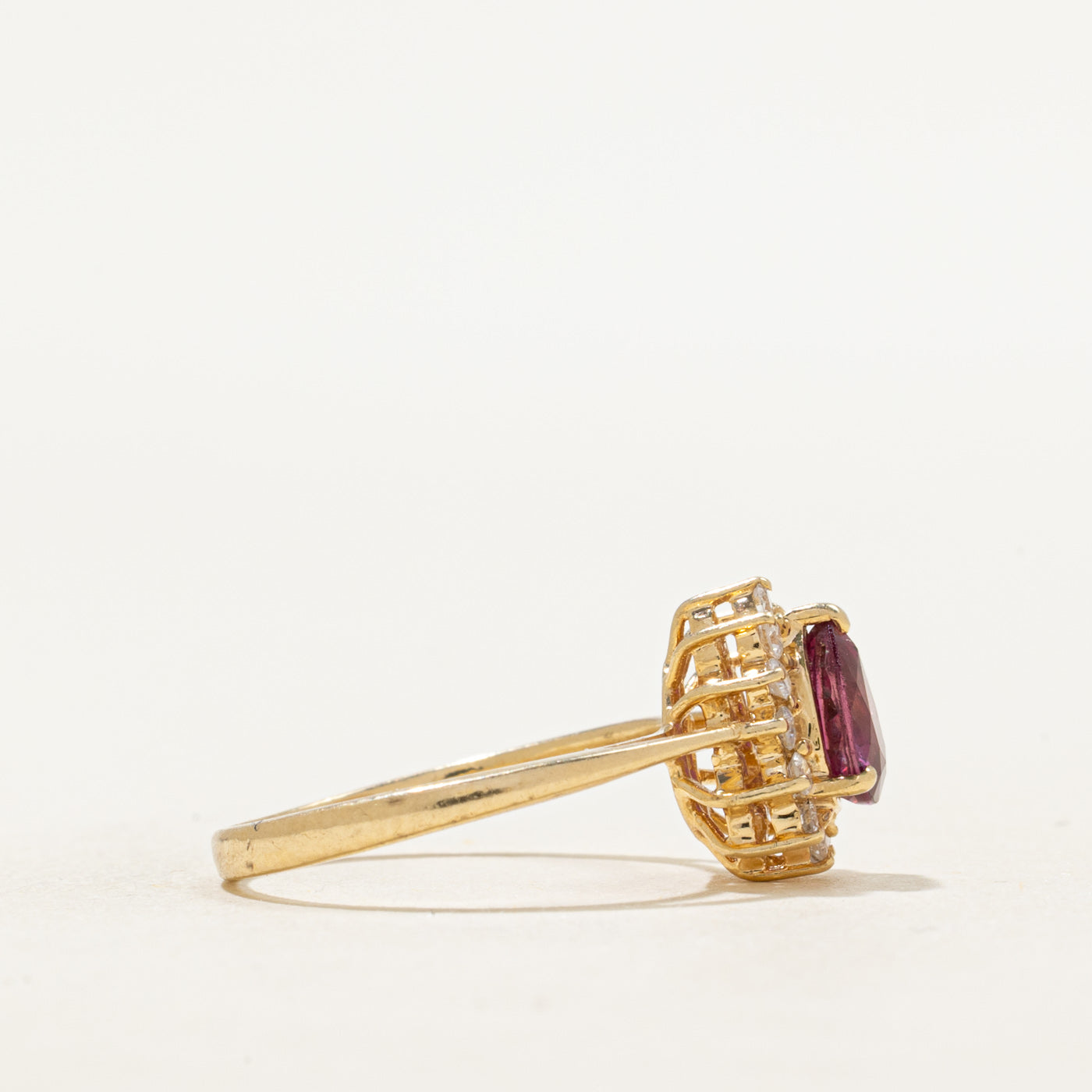 Bague halo rubis taille poire et diamants | 0,65 ct, 0,08 ct au total | Taille 4,75