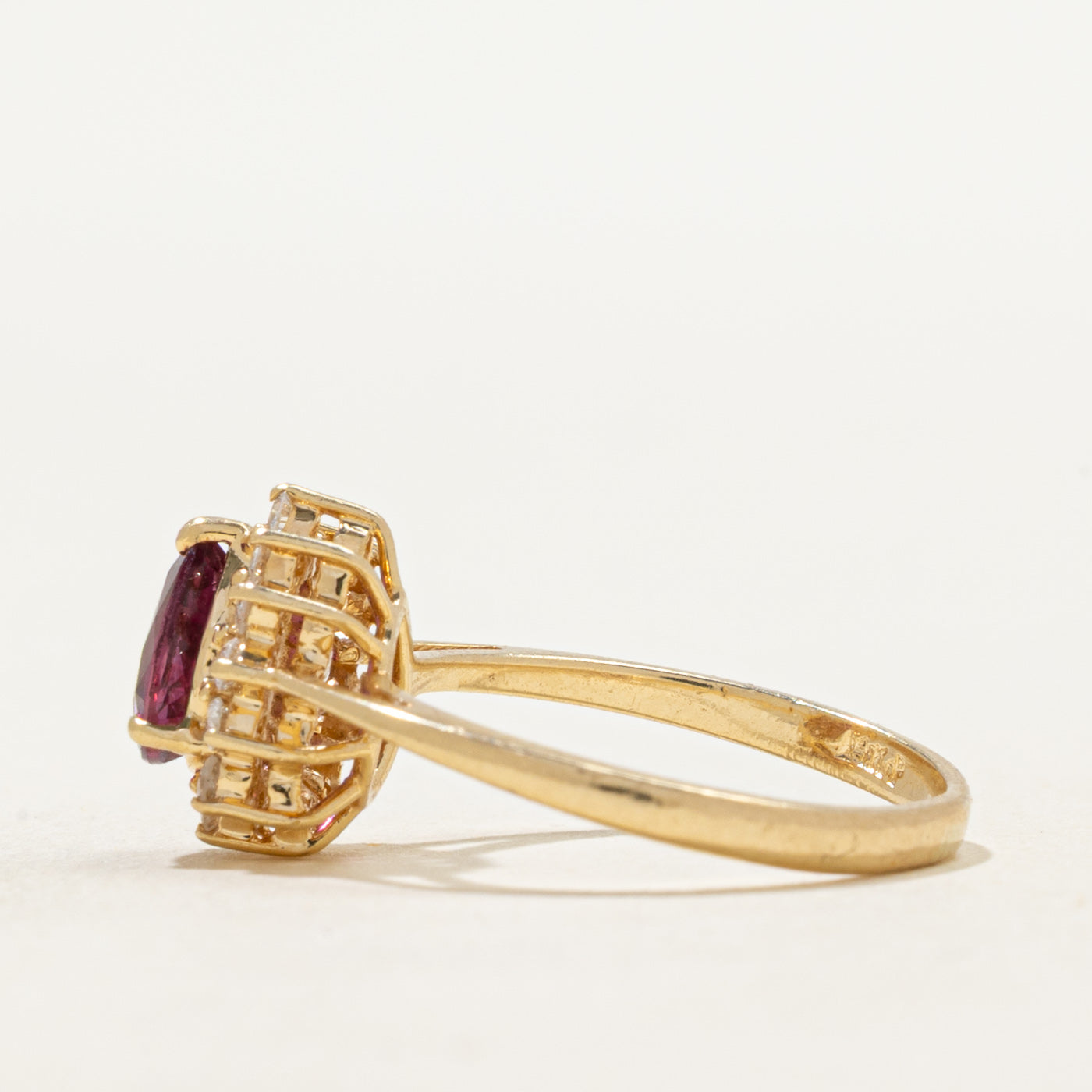 Bague halo rubis taille poire et diamants | 0,65 ct, 0,08 ct au total | Taille 4,75