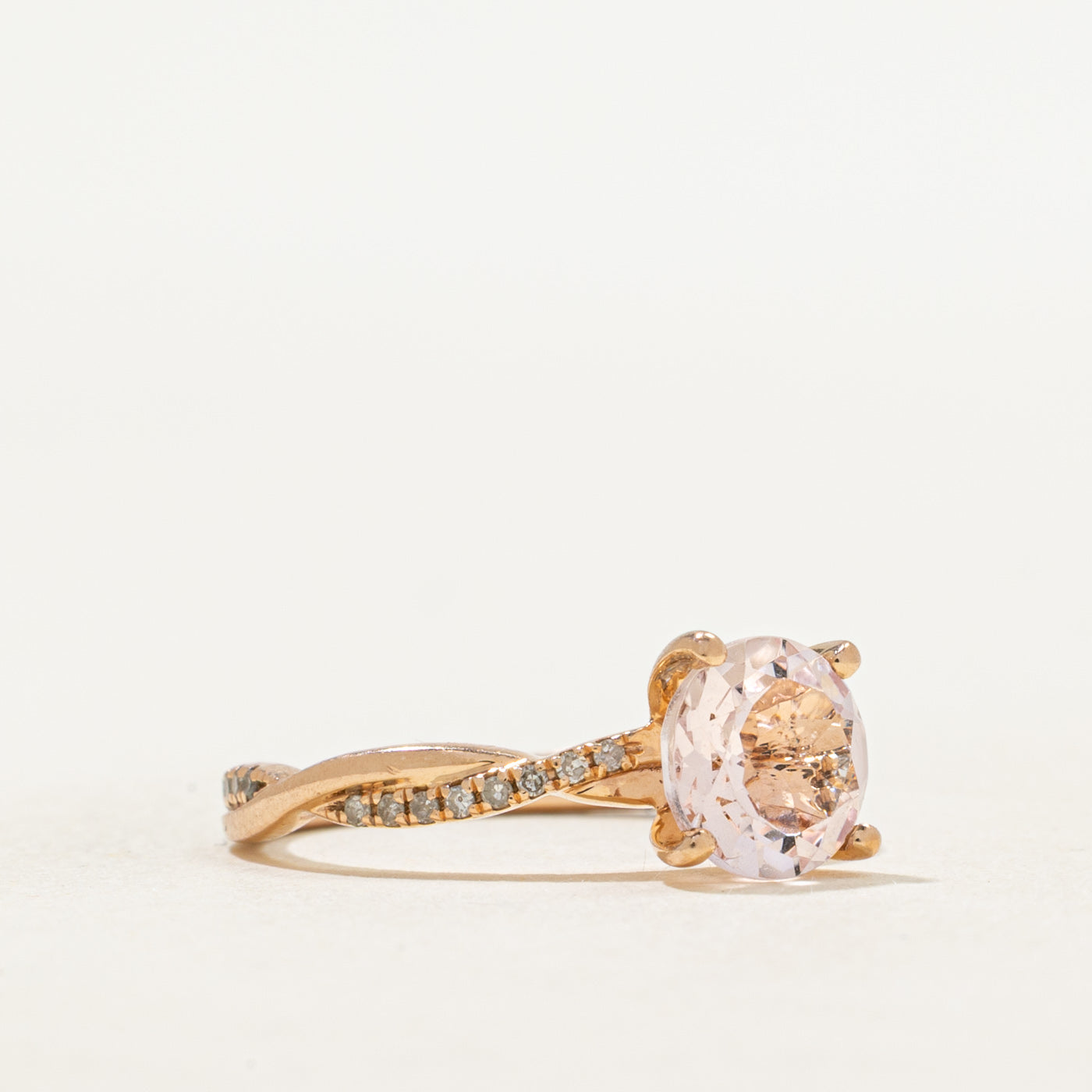 Bague torsadée en or rose, morganite et diamants | 0,81 ct, 0,06 ct au total | Taille 5