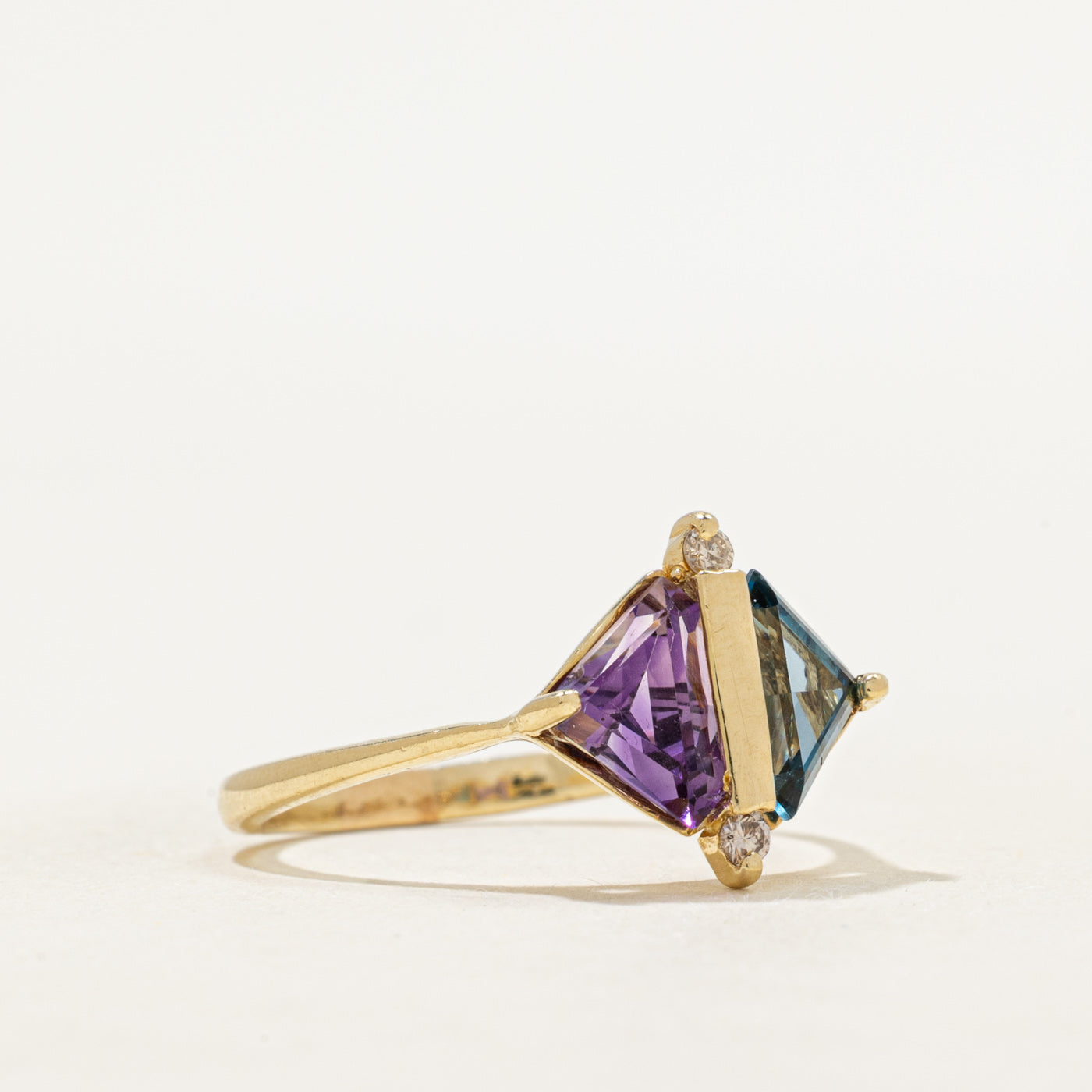 Bague en topaze bleue, améthyste et diamants | 1,64 ct au total, 0,04 ct | Taille 8,25