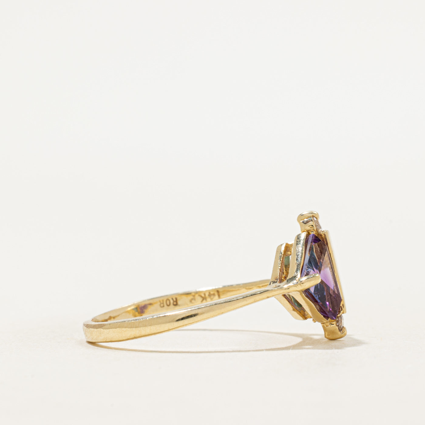 Bague en topaze bleue, améthyste et diamants | 1,64 ct au total, 0,04 ct | Taille 8,25