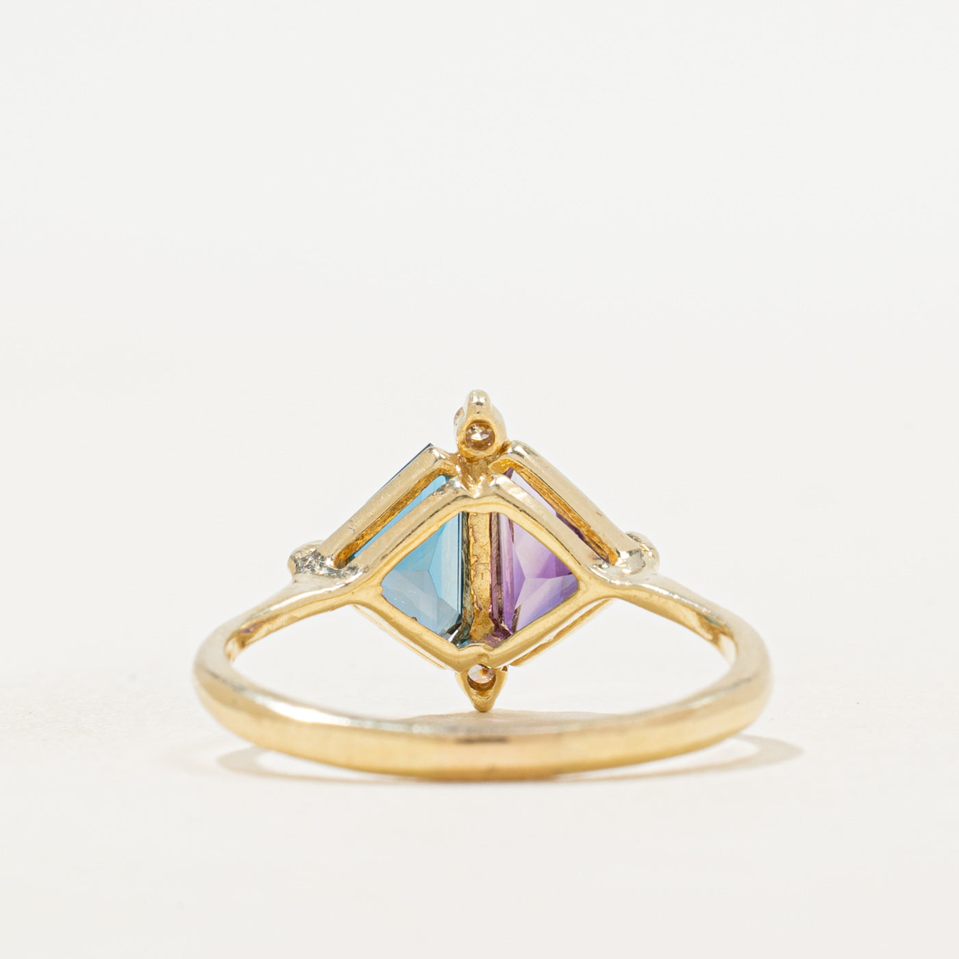 Bague en topaze bleue, améthyste et diamants | 1,64 ct au total, 0,04 ct | Taille 8,25