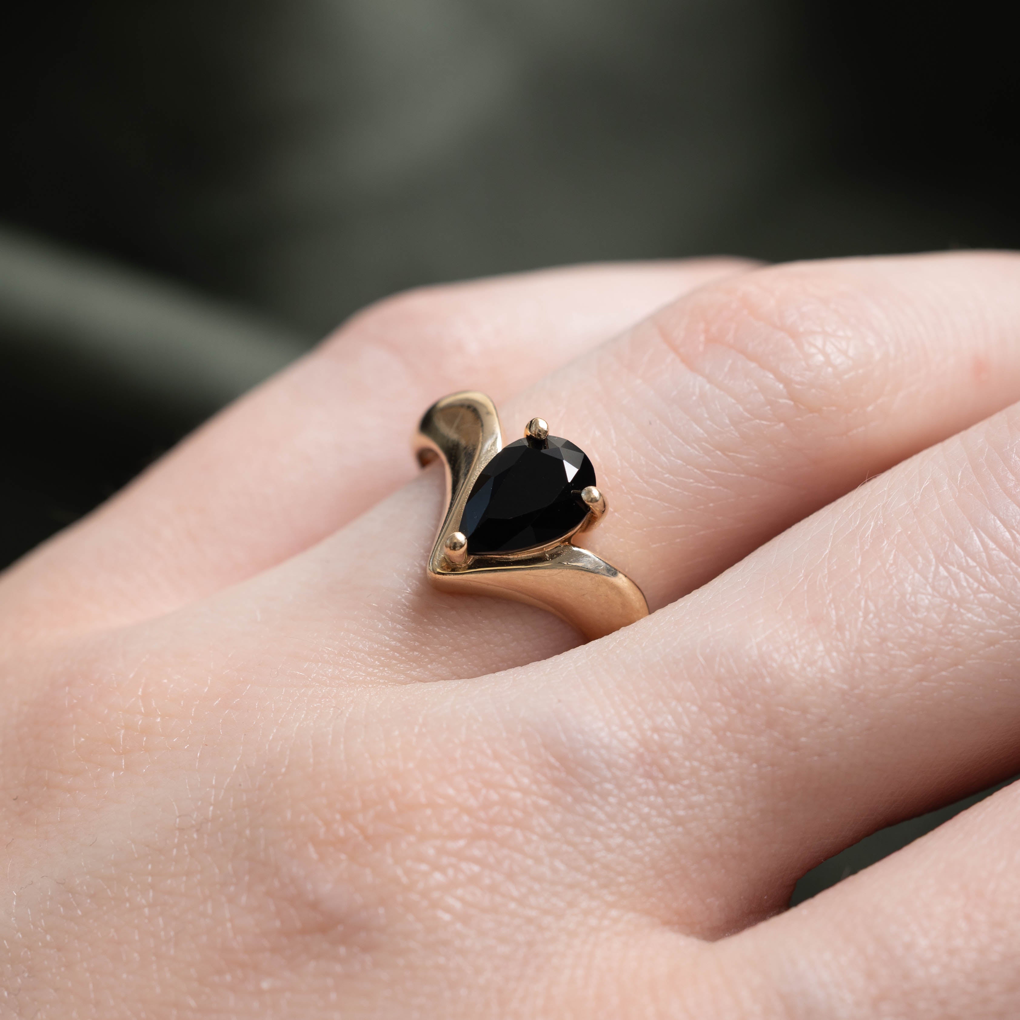 10k Pear Cut Onyx Chevron Ring | 1.00ct | SZ 5