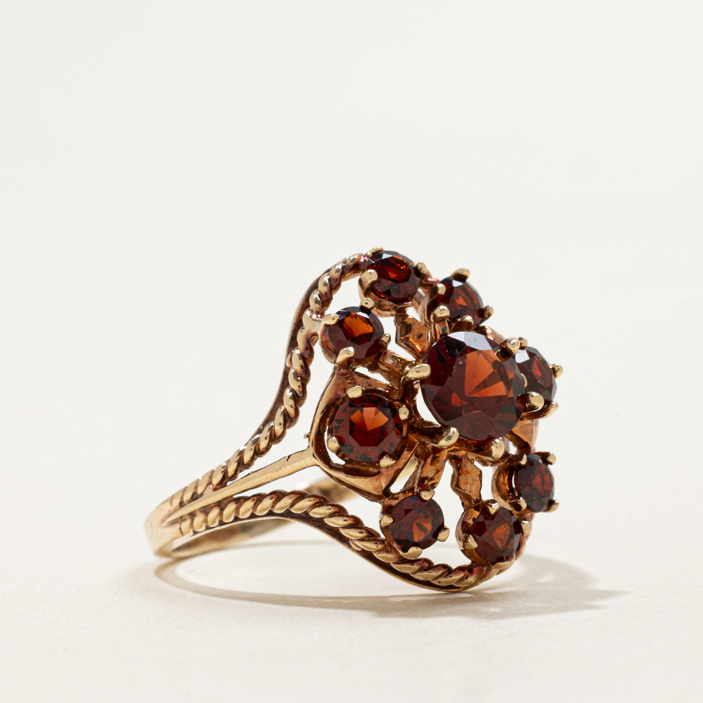 Bague cocktail texturée en or 10 carats, sertie de grenats (2,00 ct au total) | Taille 8,75