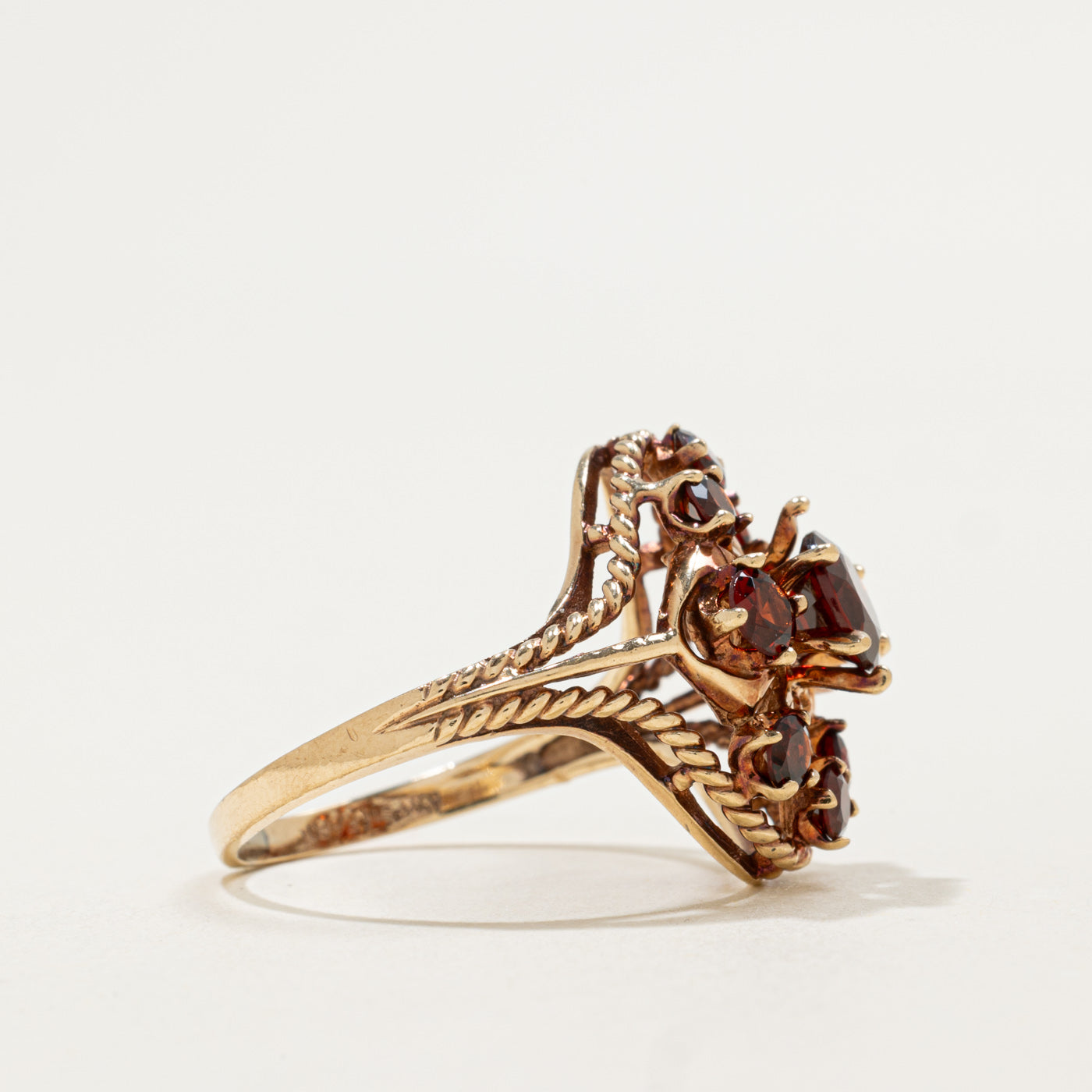 Bague cocktail texturée en or 10 carats, sertie de grenats (2,00 ct au total) | Taille 8,75