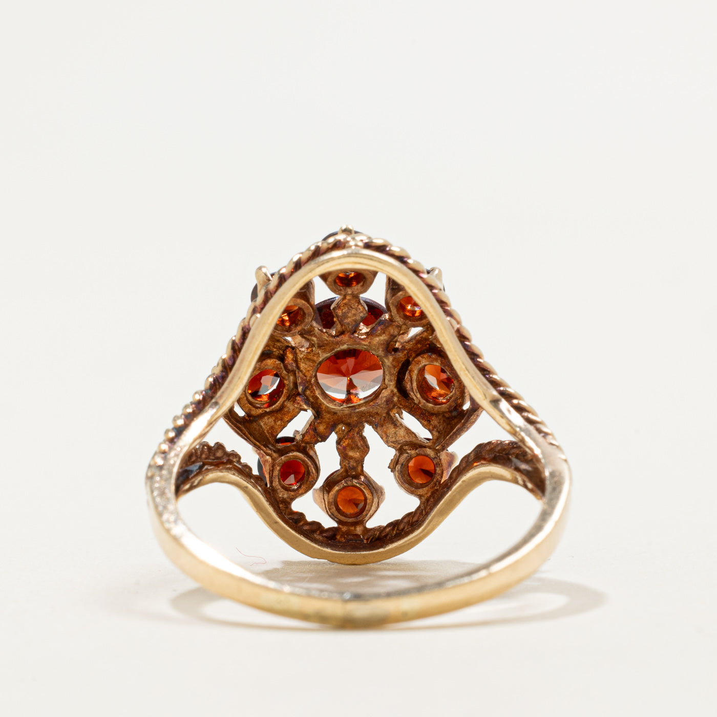 Bague cocktail texturée en or 10 carats, sertie de grenats (2,00 ct au total) | Taille 8,75