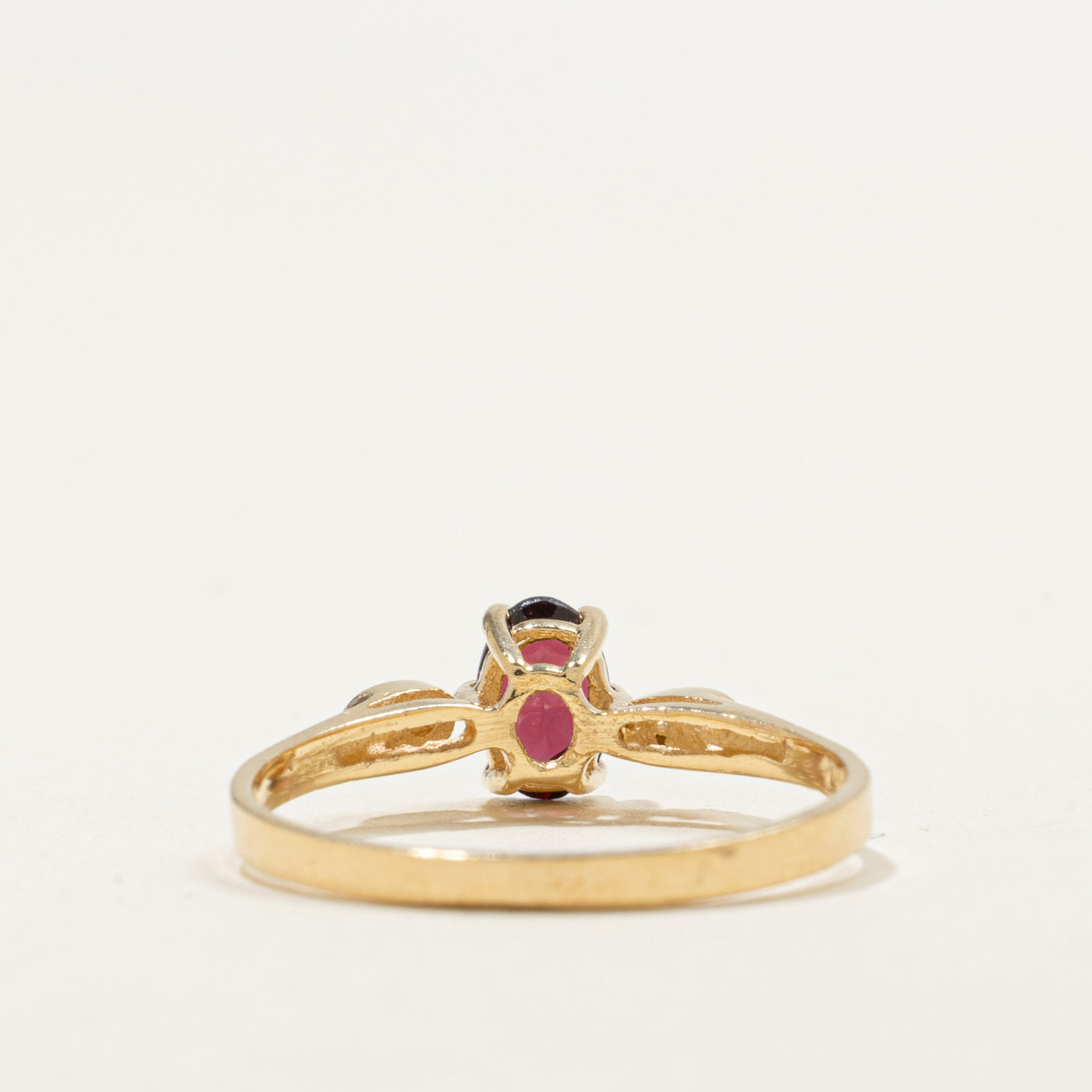 Bague en or 14 carats ornée d'un grenat ovale et de diamants | 0,50 ct, 0,01 ct | Taille 6,5