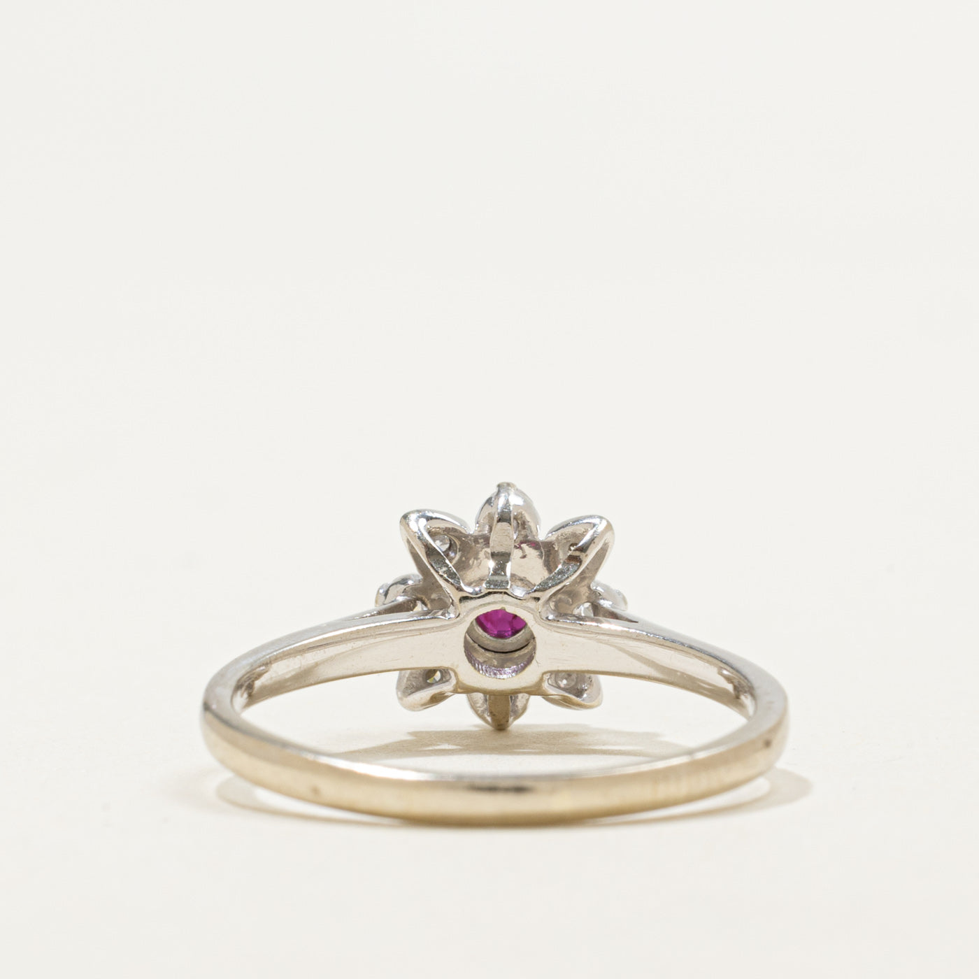 Bague halo florale en or 14 carats, rubis et diamants | 0,28 ct, 0,10 ct au total | Taille 7,25