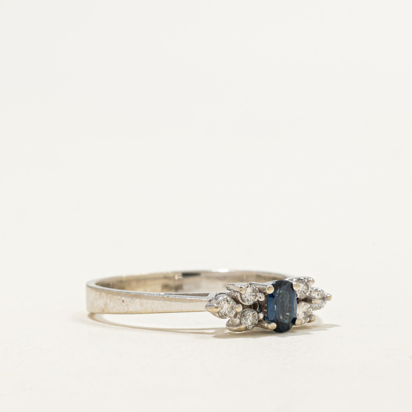 Bague en or 14 carats ornée d'un saphir ovale et de diamants | 0,27 ct, 0,15 ct au total | Taille 8