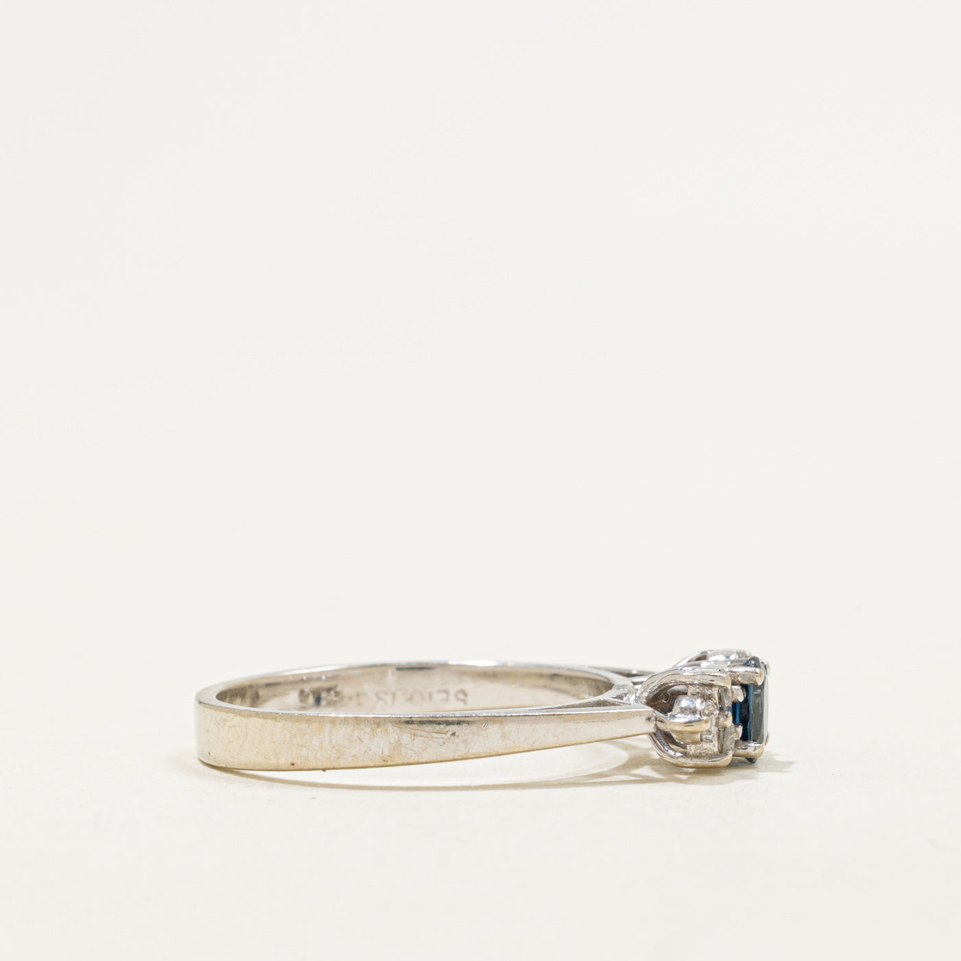 Bague en or 14 carats ornée d'un saphir ovale et de diamants | 0,27 ct, 0,15 ct au total | Taille 8