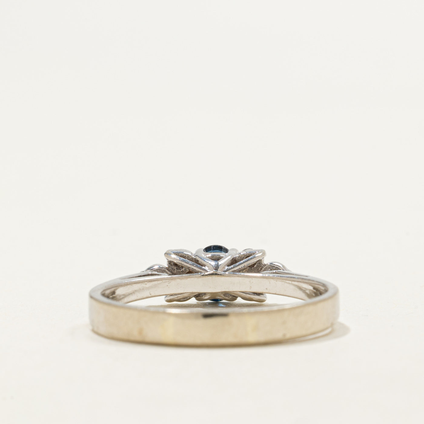 Bague en or 14 carats ornée d'un saphir ovale et de diamants | 0,27 ct, 0,15 ct au total | Taille 8