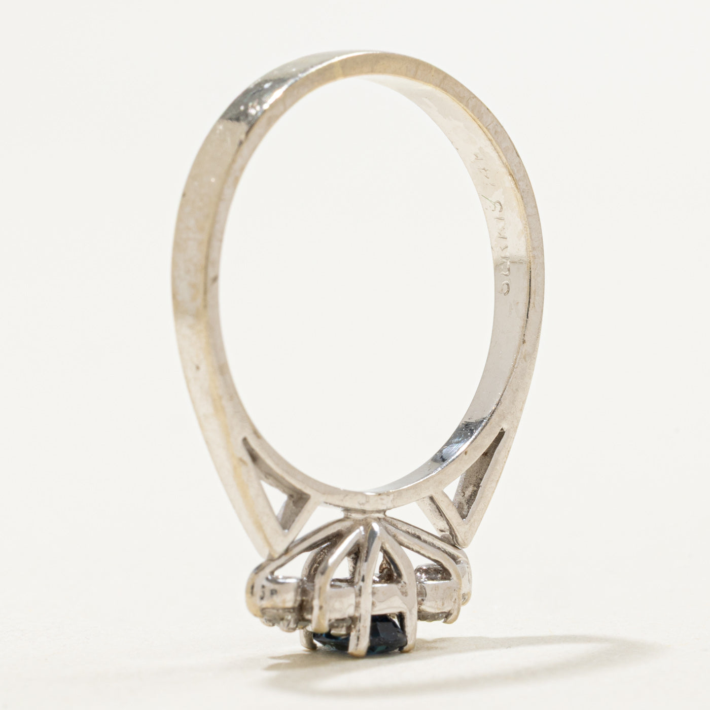 Bague en or 14 carats ornée d'un saphir ovale et de diamants | 0,27 ct, 0,15 ct au total | Taille 8