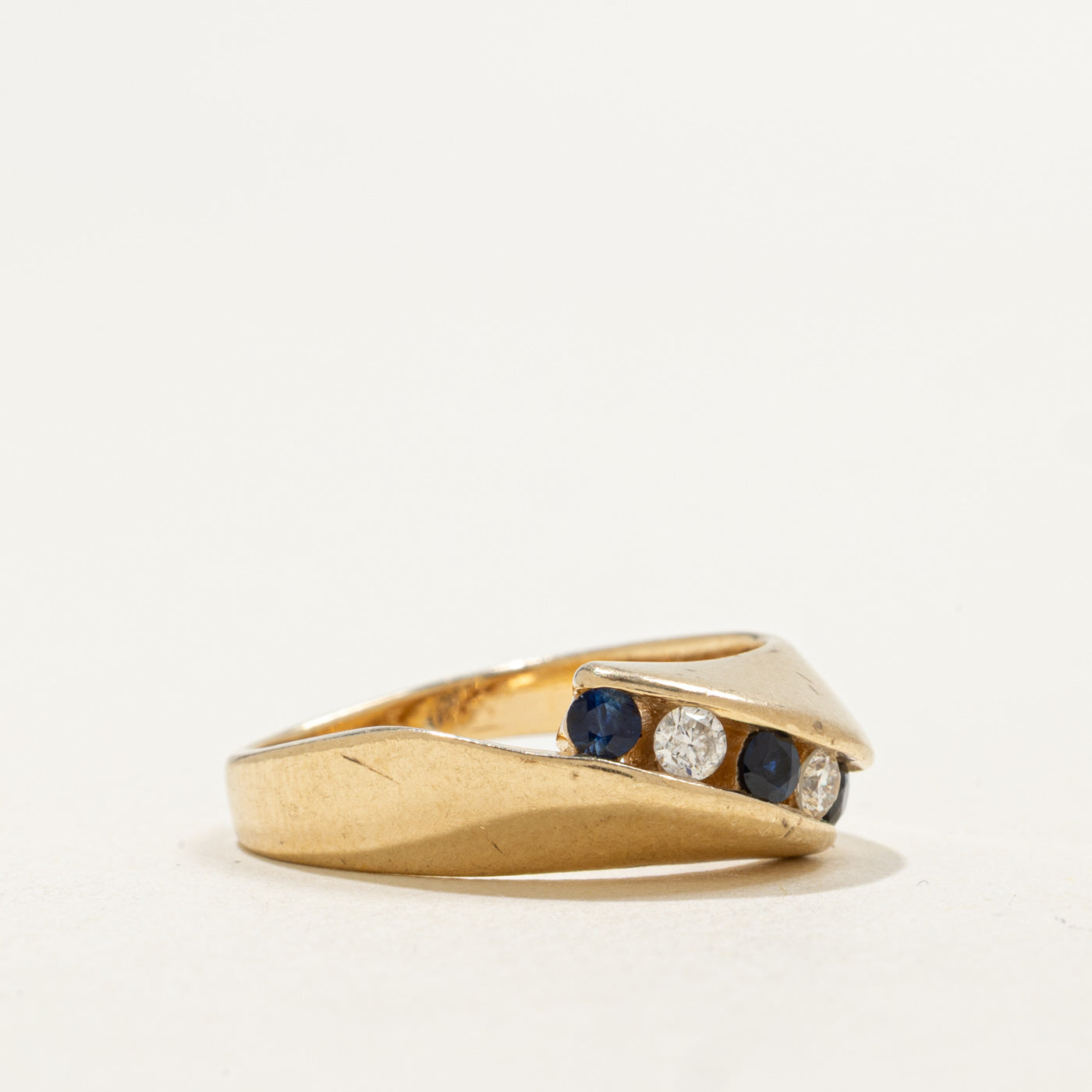 Bague abstraite sertie de saphirs et de diamants en or 10 carats | 0,18 ct et 0,12 ct au total | Taille 6,75