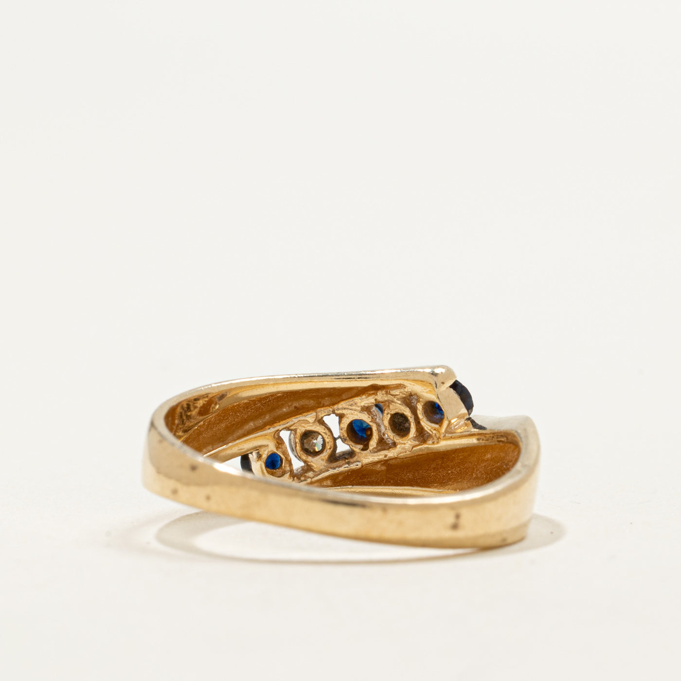 Bague abstraite sertie de saphirs et de diamants en or 10 carats | 0,18 ct et 0,12 ct au total | Taille 6,75
