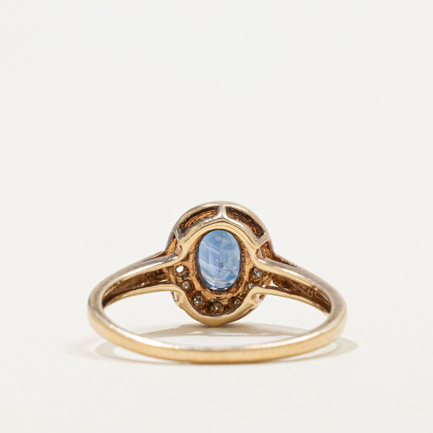 Bague halo saphir ovale et diamants en or 10 carats | 0,50 ct, 0,07 ct au total | Taille 7