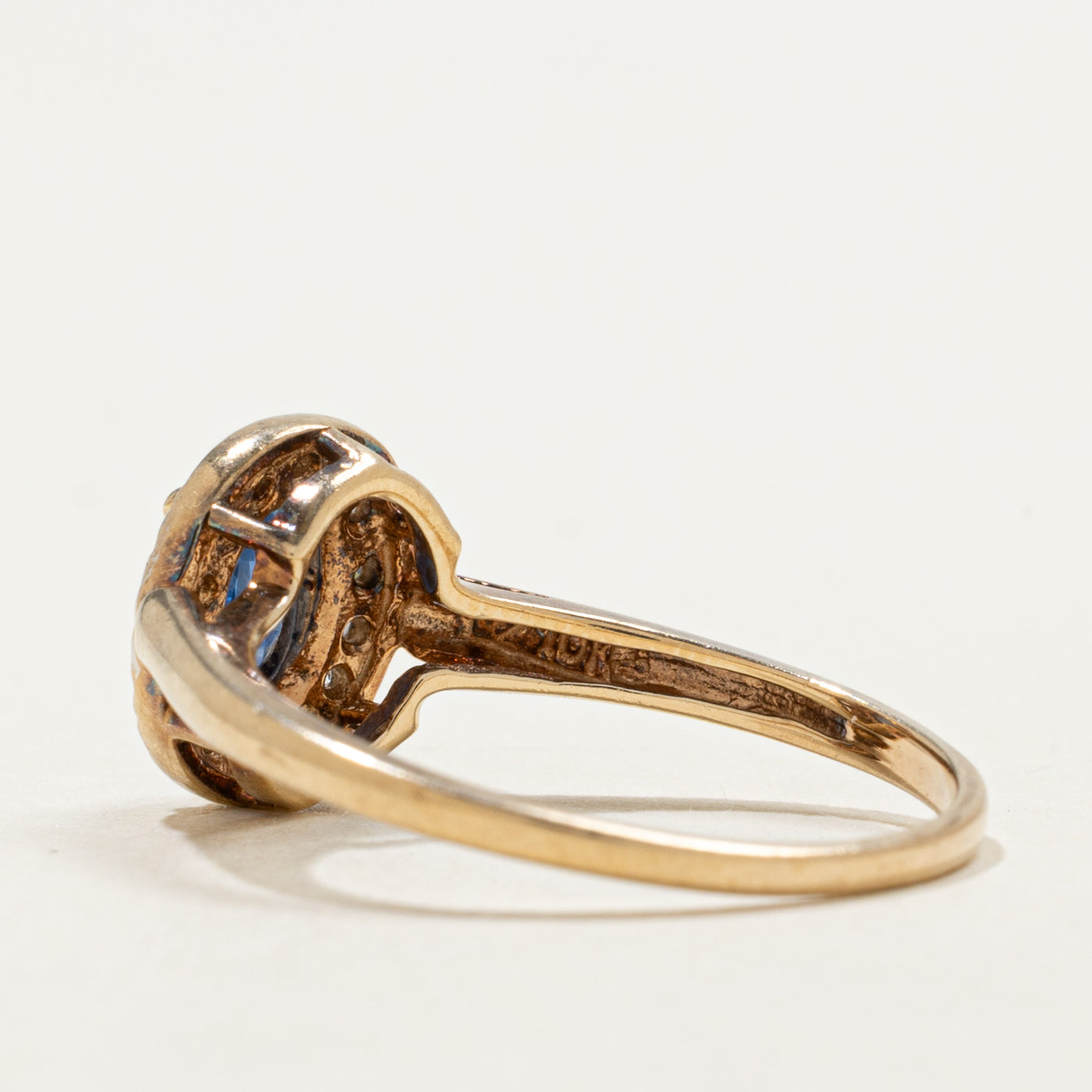 Bague halo saphir ovale et diamants en or 10 carats | 0,50 ct, 0,07 ct au total | Taille 7