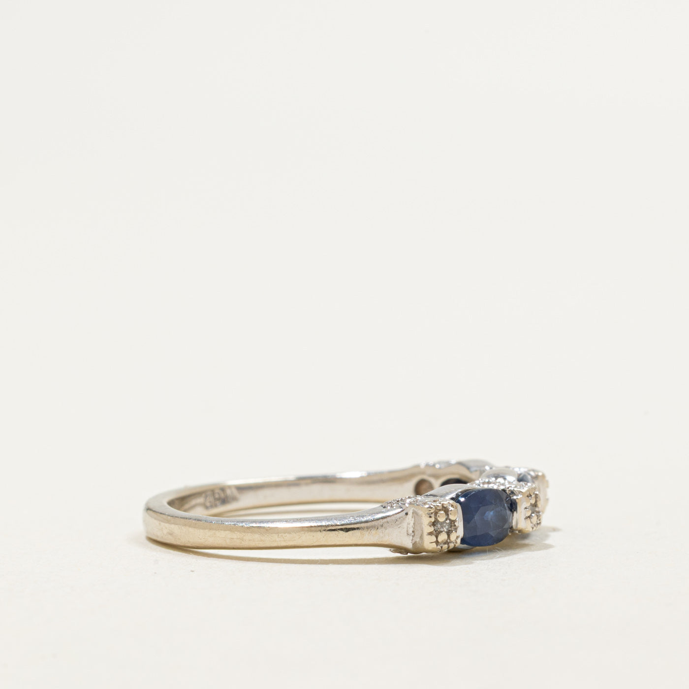 Bague trois pierres saphir et diamants en or 10 carats | 0,75 ct et 0,02 ct | Taille 6,75