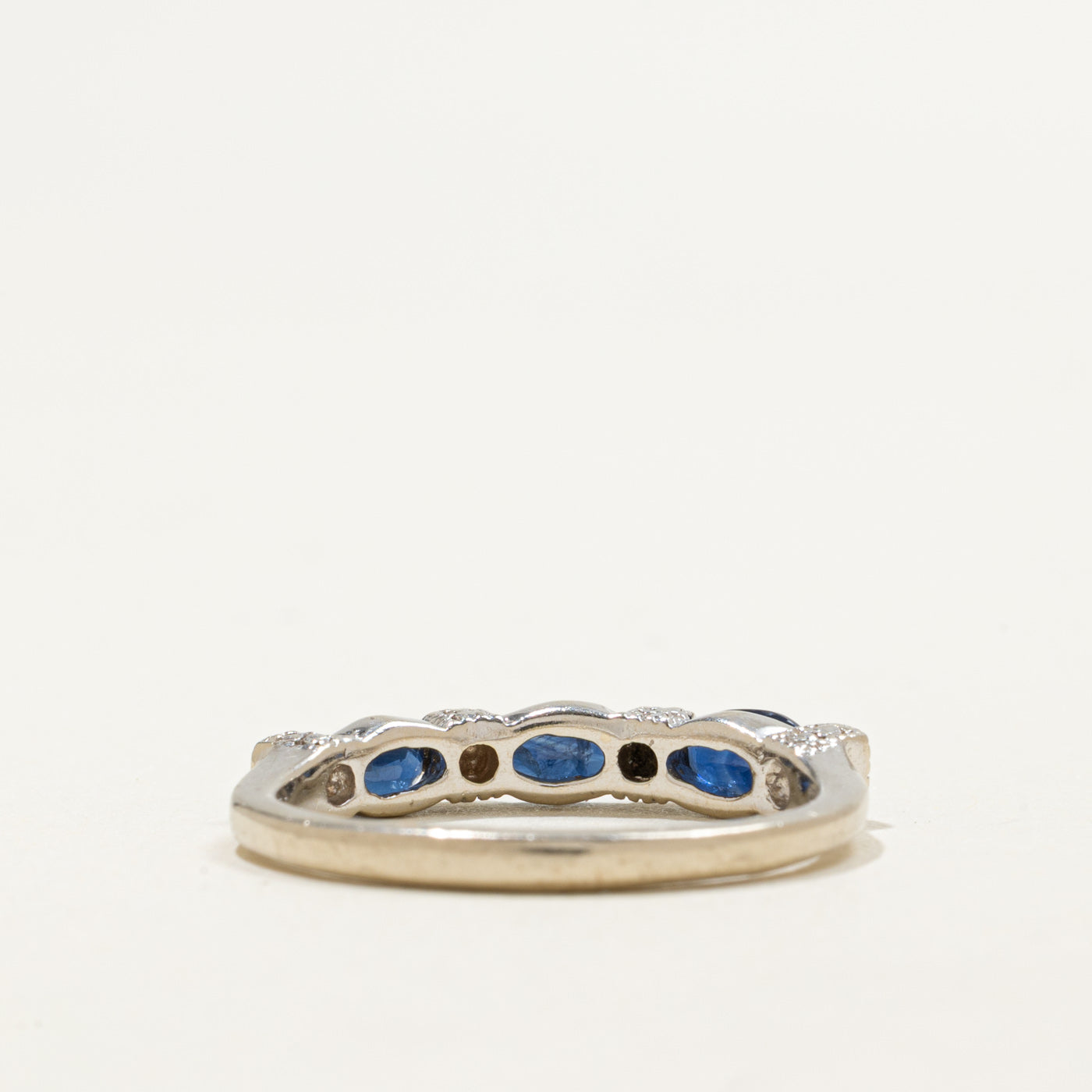 Bague trois pierres saphir et diamants en or 10 carats | 0,75 ct et 0,02 ct | Taille 6,75