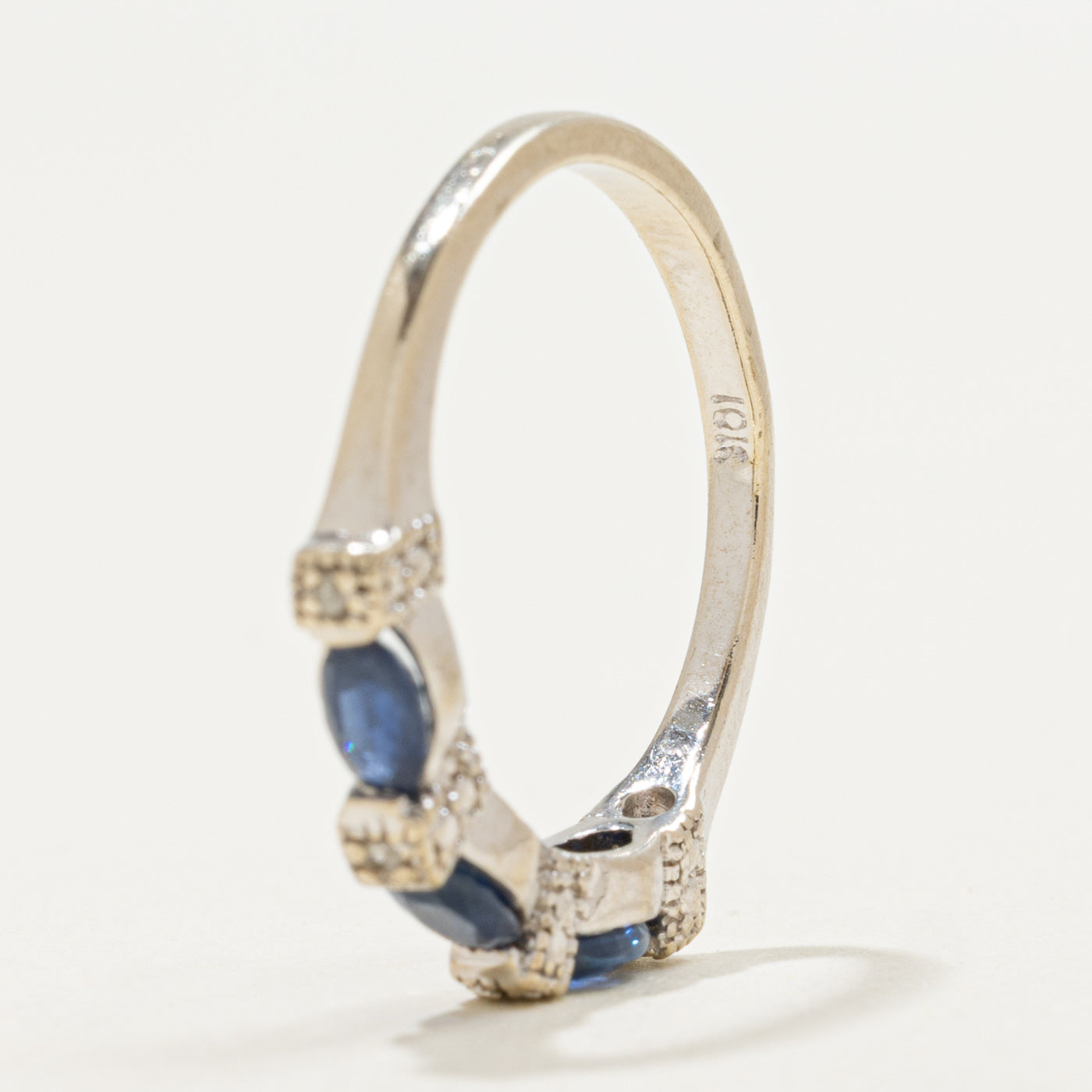Bague trois pierres saphir et diamants en or 10 carats | 0,75 ct et 0,02 ct | Taille 6,75