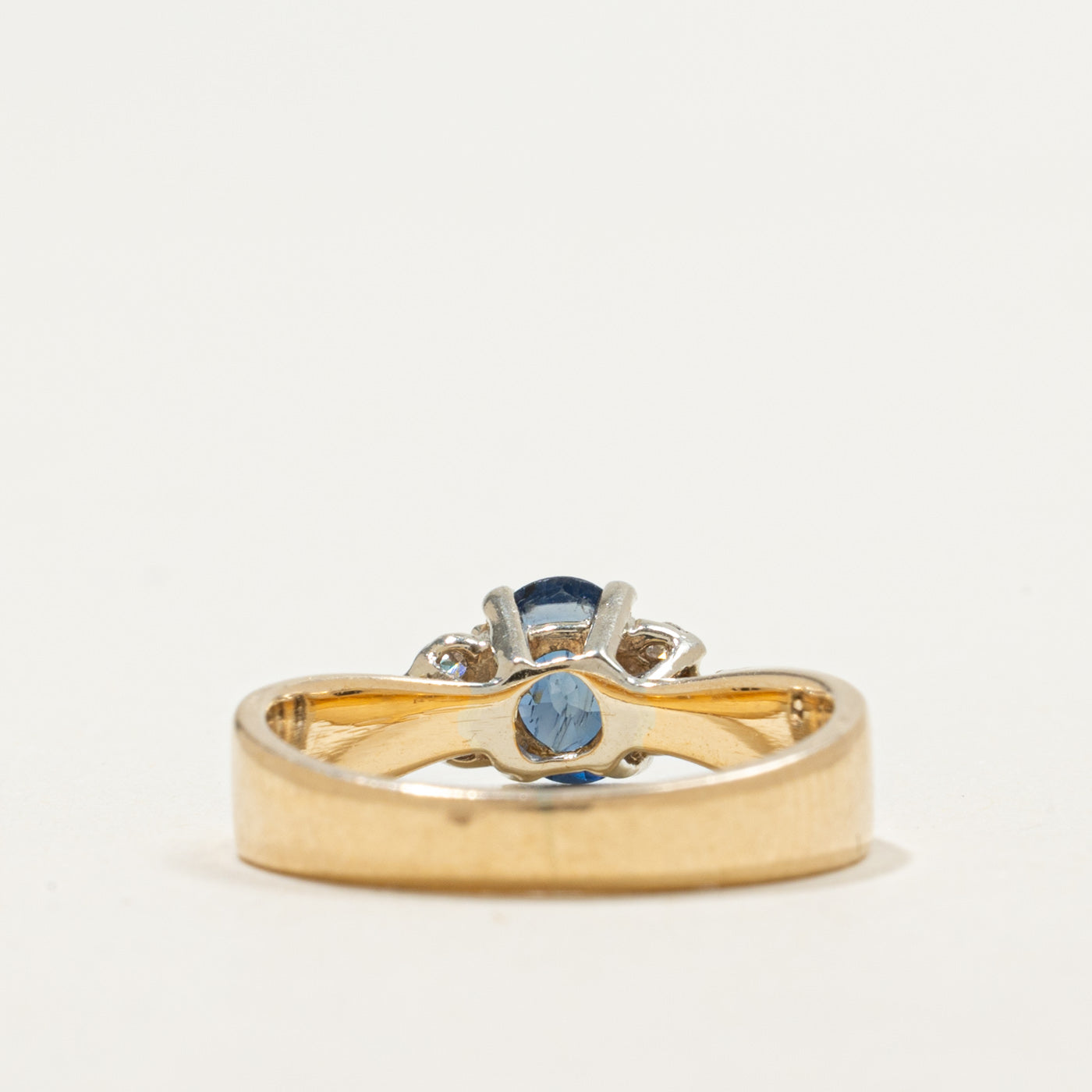 Bague en or 14 carats ornée d'un saphir ovale et de diamants | 0,70 ct, 0,06 ct au total | Taille 4,5