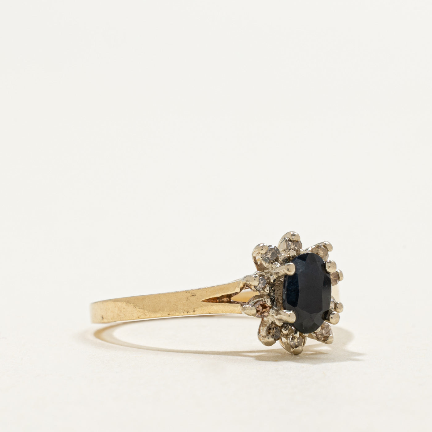 Bague halo pétale en or 10 carats sertie d'un saphir ovale et de diamants | 0,45 ct, 0,10 ct au total | Taille 6,25