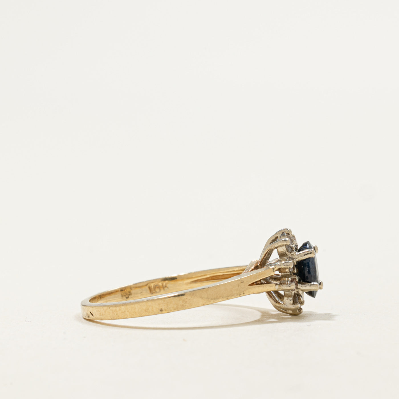 Bague halo pétale en or 10 carats sertie d'un saphir ovale et de diamants | 0,45 ct, 0,10 ct au total | Taille 6,25