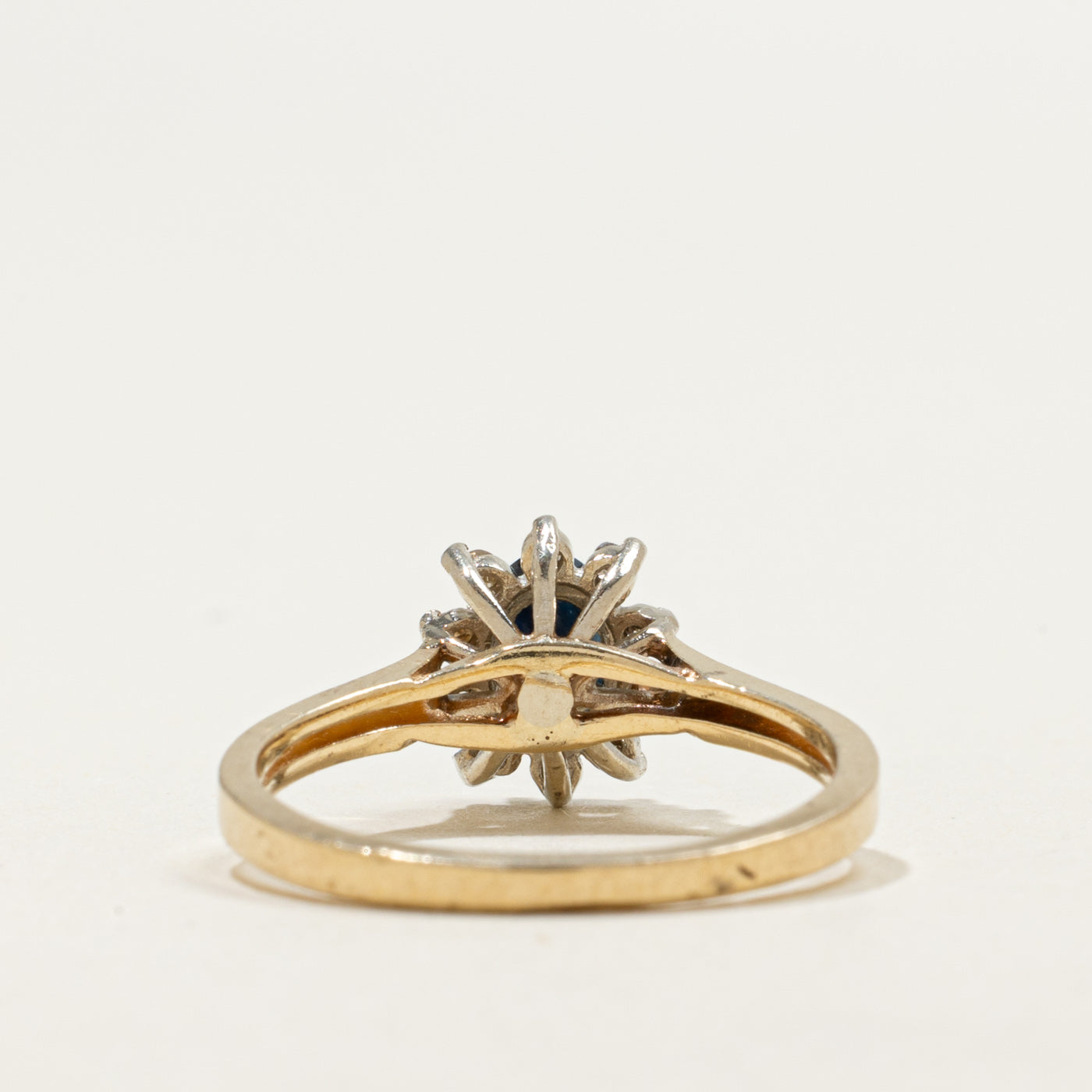 Bague halo pétale en or 10 carats sertie d'un saphir ovale et de diamants | 0,45 ct, 0,10 ct au total | Taille 6,25